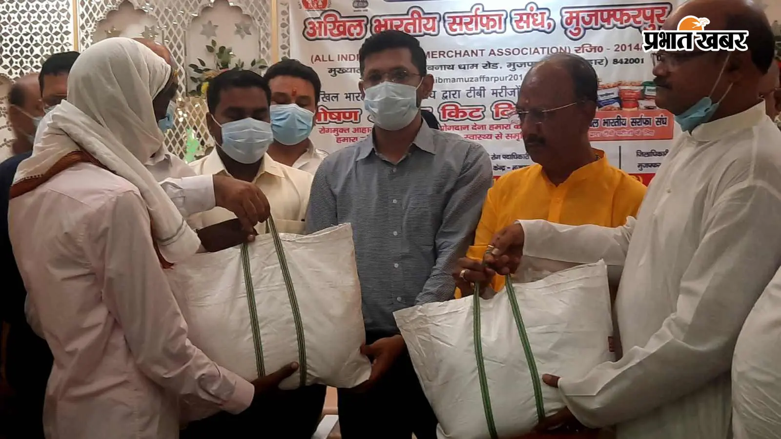 अखिल भारतीय सर्राफा संघ की ओर से टीबी मरीजों को फूड किट देते जिलाधिकारी अखिल भारतीय सर्राफा संघ की ओर से टीबी मरीजों को फूड किट देते जिलाधिकारी