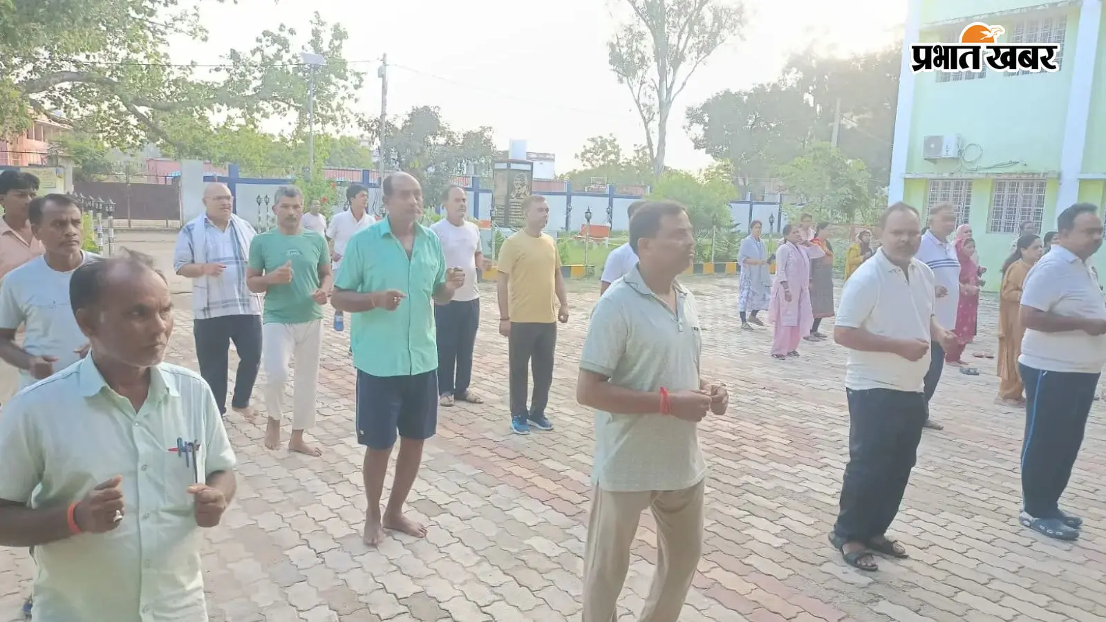 योगाभ्यास करते शिक्षक योगाभ्यास करते शिक्षक