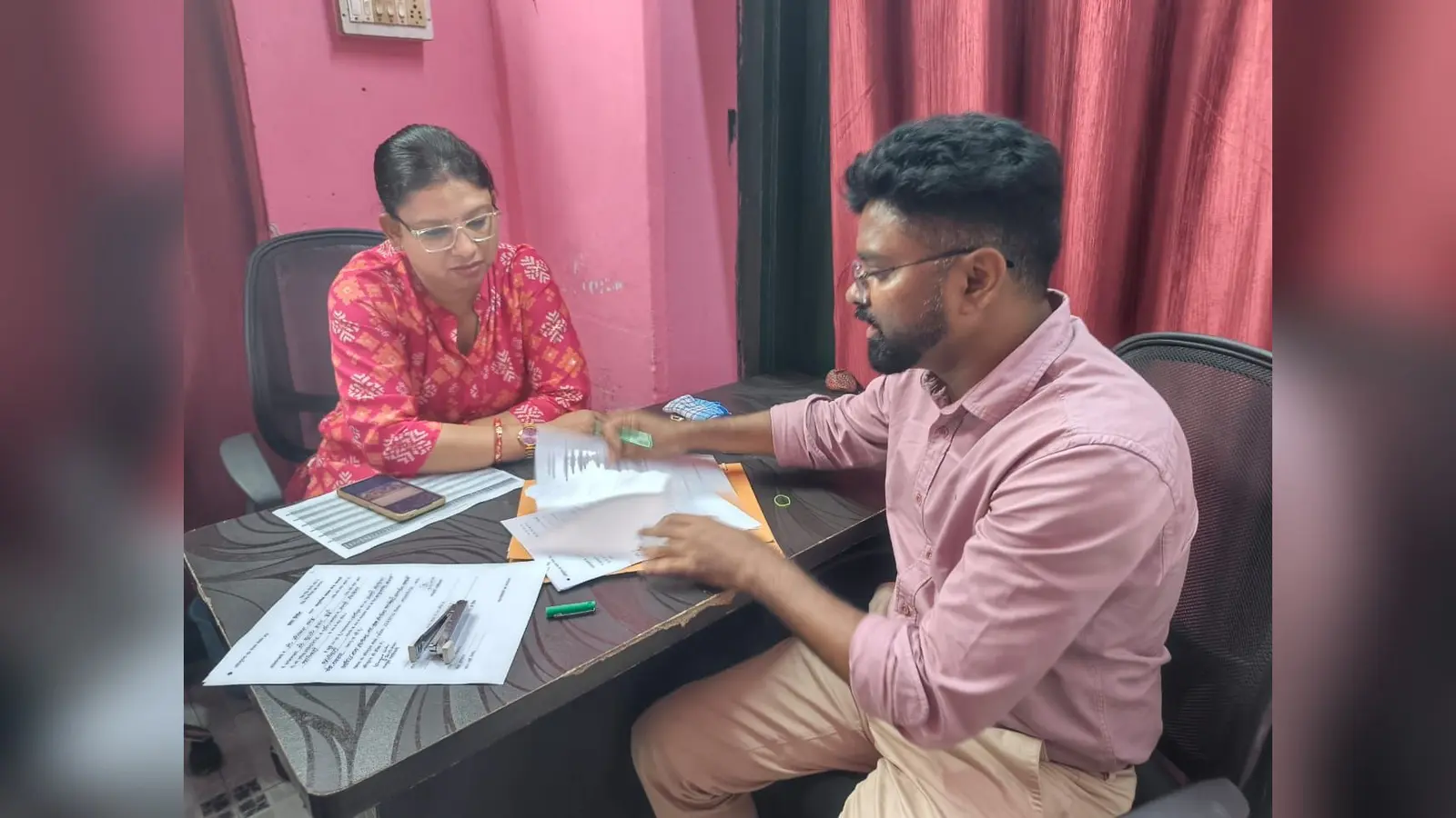डॉ विरांगना सिंकू से खरसावां सीएचसी के प्रभारी चिकित्सा पदाधिकारी का कार्यभार लेते डॉ सुजीत कुमार मुर्मू | Prabhat Khabar Network डॉ विरांगना सिंकू से खरसावां सीएचसी के प्रभारी चिकित्सा पदाधिकारी का कार्यभार लेते डॉ सुजीत कुमार मुर्मू | Prabhat Khabar Network