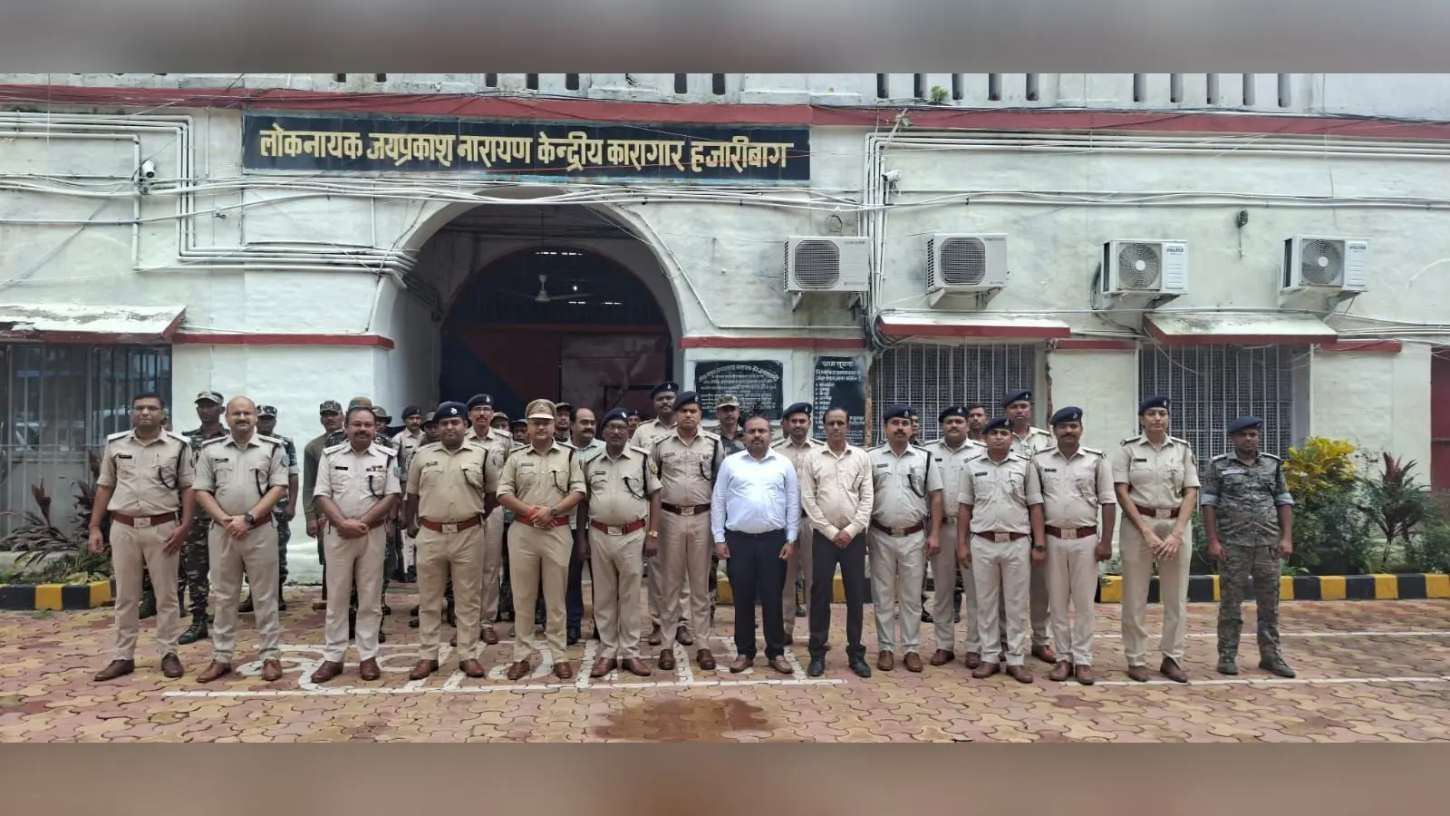 छापामारी कर जेल से निकलते सभी पुलिस पदाधिकारी | Prabhat Khabar Network छापामारी कर जेल से निकलते सभी पुलिस पदाधिकारी | Prabhat Khabar Network