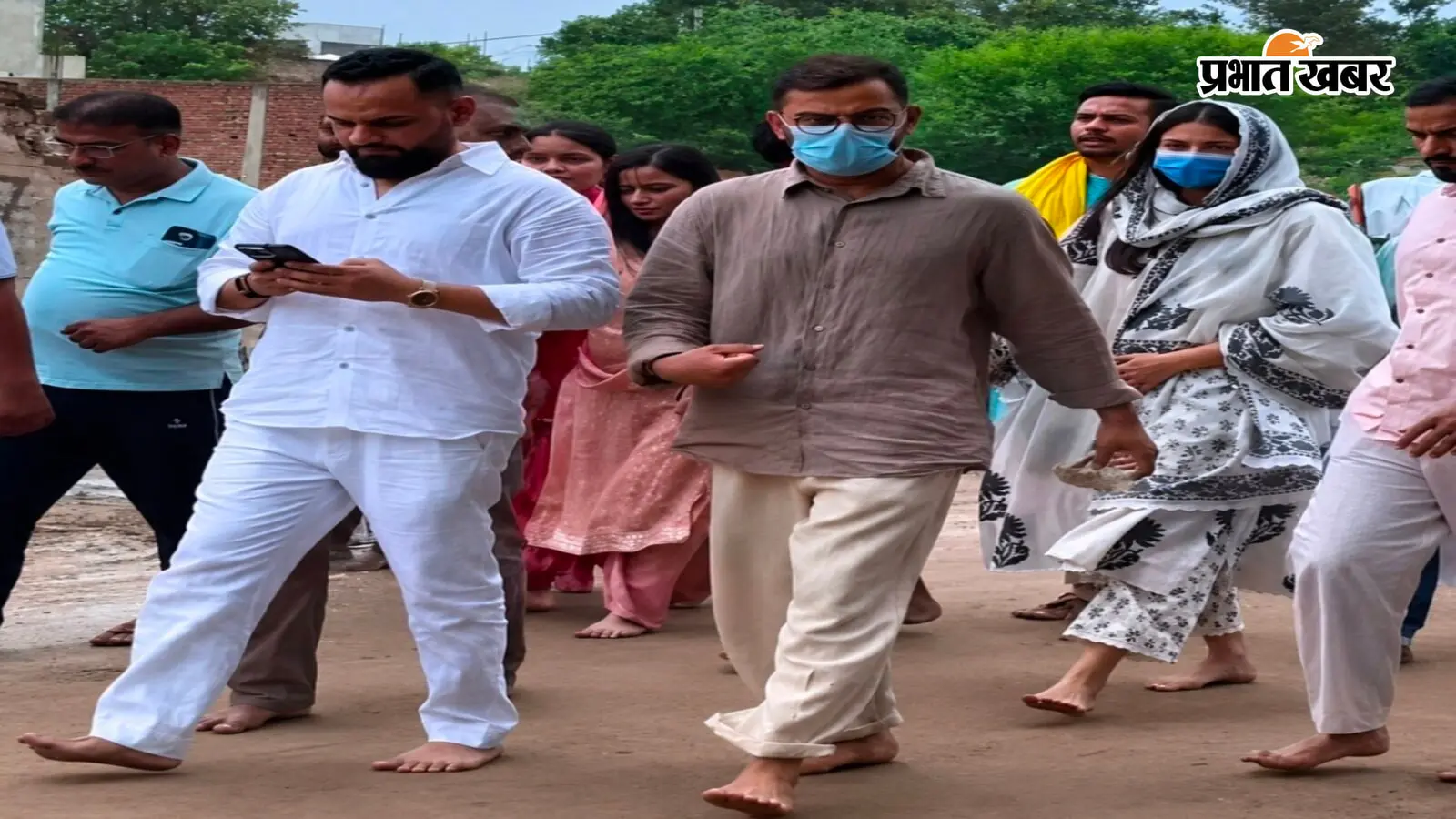विराट-अनुष्का पहुंचे वृंदावन ( फोटो-एक्स ) विराट-अनुष्का पहुंचे वृंदावन ( फोटो-एक्स )