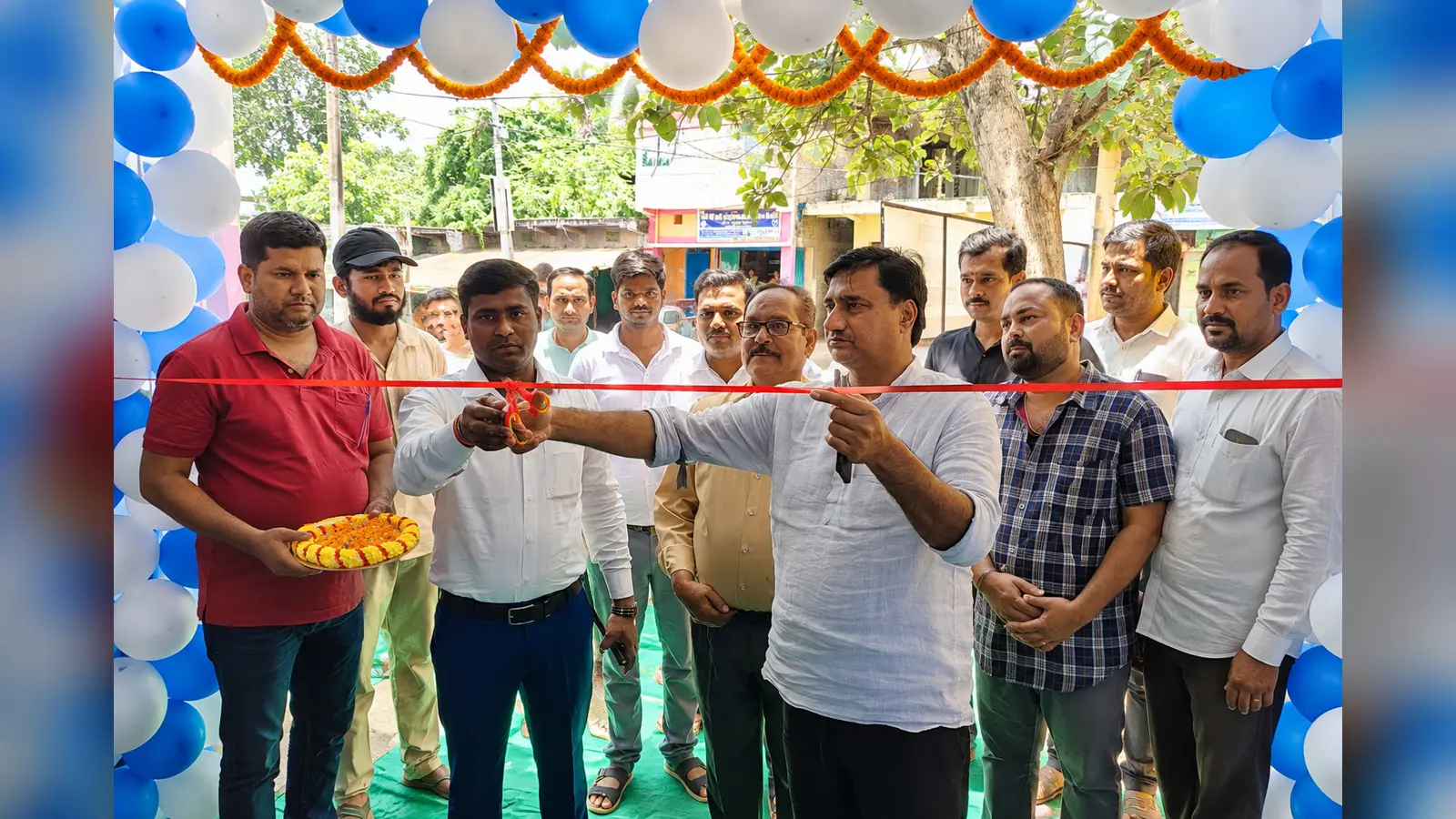 जन औषधि केंद्र का फीता काटकर उद्घाटन करते रेफरल प्रभारी और अस्पताल प्रबंधक | Prabhat Khabar Network जन औषधि केंद्र का फीता काटकर उद्घाटन करते रेफरल प्रभारी और अस्पताल प्रबंधक | Prabhat Khabar Network
