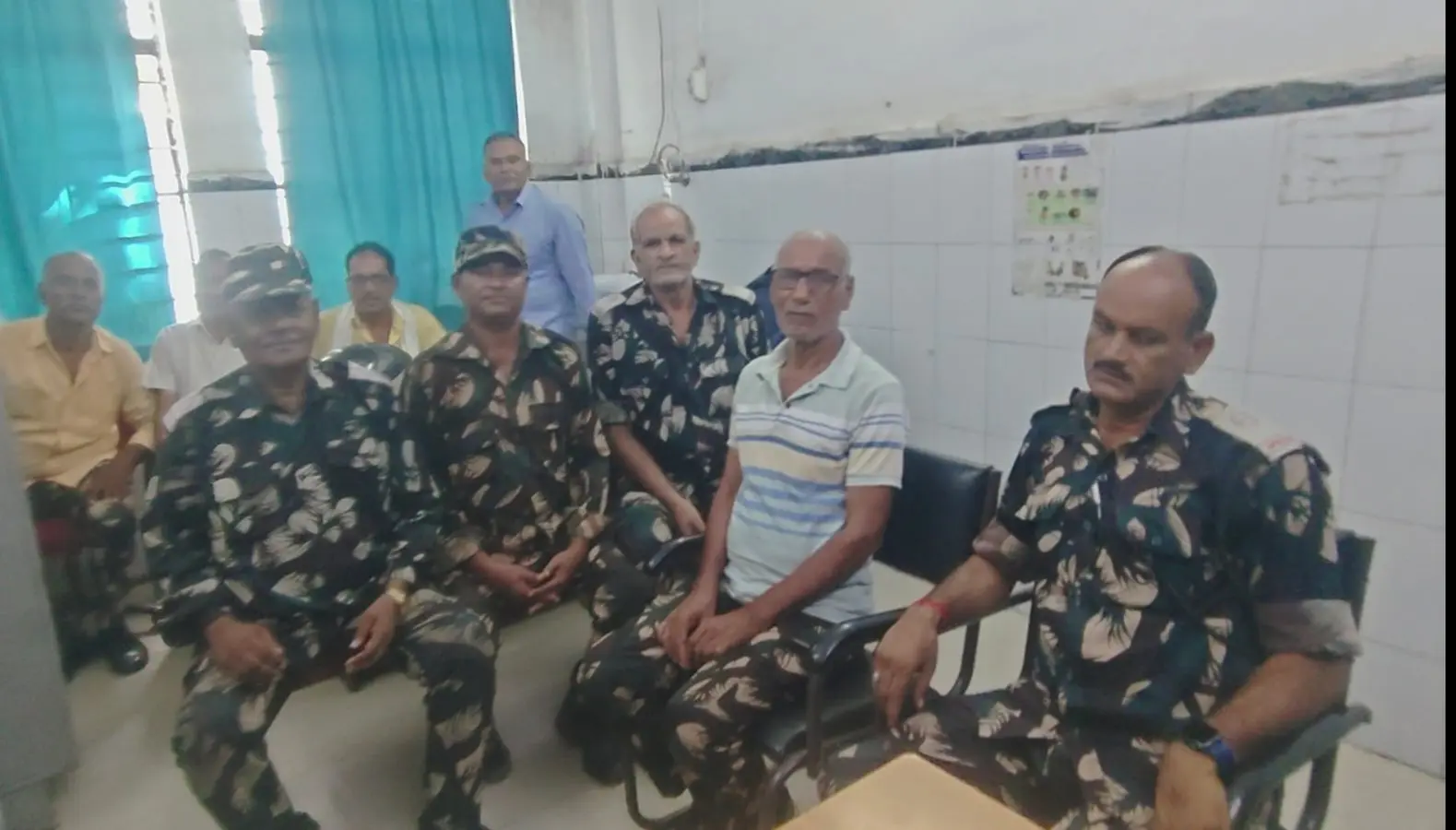 बकाए वेतन का भुगतान और प्रोविडेंट फंड खाते में जमा करने की मांग को लेकर बैठक करते अस्पताल के सुरक्षा गार्ड | Prabhat Khabar Network बकाए वेतन का भुगतान और प्रोविडेंट फंड खाते में जमा करने की मांग को लेकर बैठक करते अस्पताल के सुरक्षा गार्ड | Prabhat Khabar Network