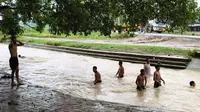 औरंगाबाद: उन्थु सोन मुख्य नहर की तेज बहाव के बीच नहा रहे बच्चे, ग्रामीणों ने जताई चिंता
