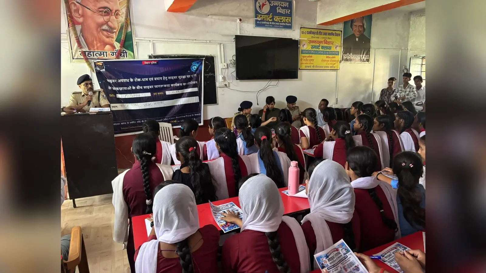 ज्योति कुमारी स्कूल में जागरूकता अभियान चलते हुए वीडियो छात्र -छात्राओं को समझती पुलिस उपाधीक्षक | Prabhat Khabar Network ज्योति कुमारी स्कूल में जागरूकता अभियान चलते हुए वीडियो छात्र -छात्राओं को समझती पुलिस उपाधीक्षक | Prabhat Khabar Network