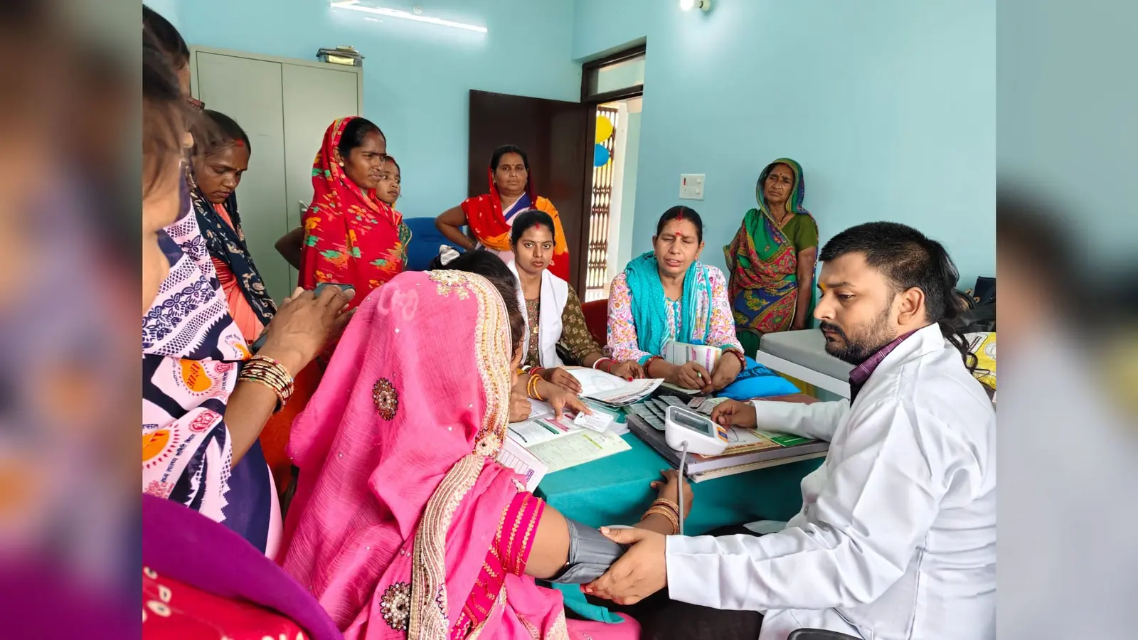 फोटो कैप्शन.टीबी स्क्रीनिंग करते स्वास्थ्यकर्मी. | Prabhat Khabar Network फोटो कैप्शन.टीबी स्क्रीनिंग करते स्वास्थ्यकर्मी. | Prabhat Khabar Network