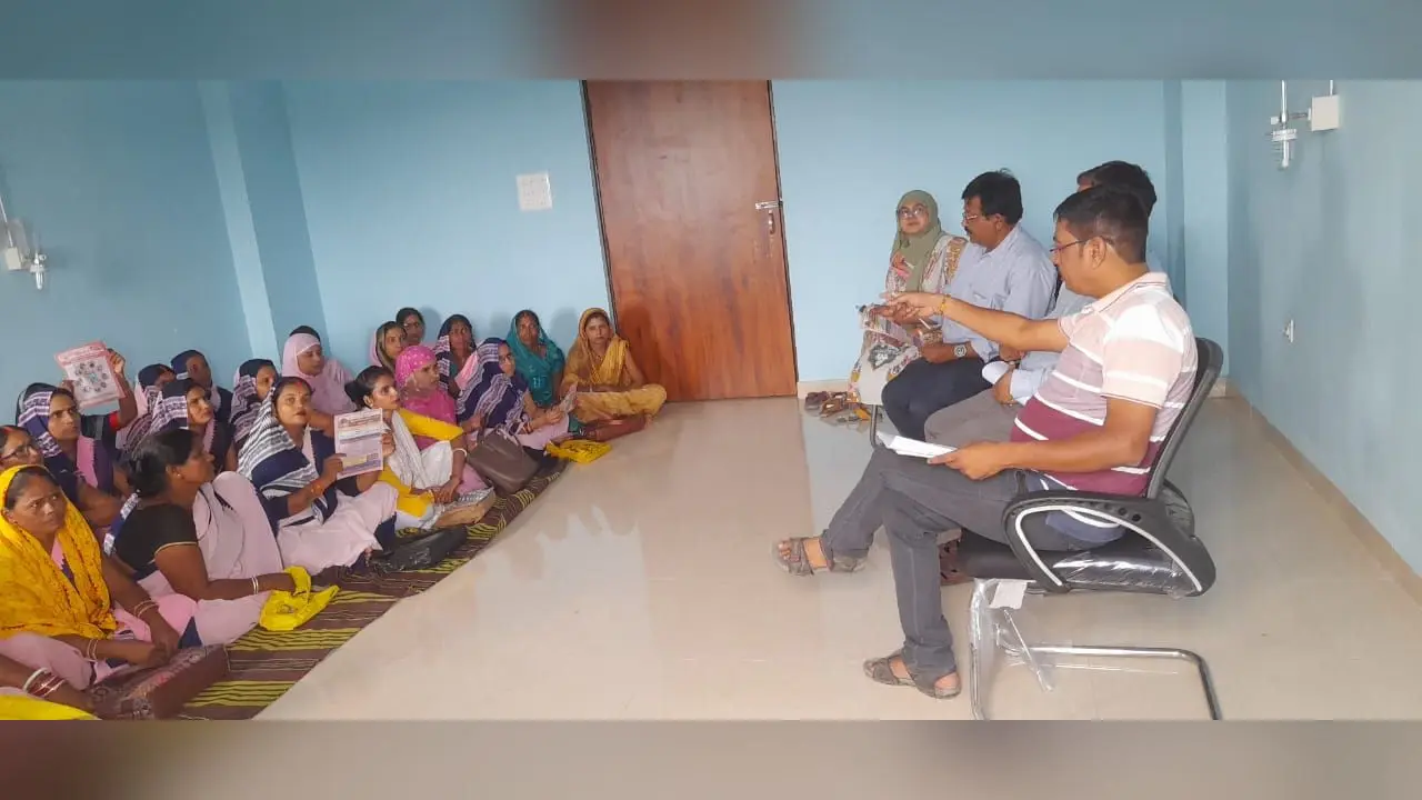 फोटो. नगरा सीएचसी में डेंगू जागरूकता को लेकर आशा कार्यकर्ताओं को प्रशिक्षण देते स्वास्थ्य अधिकारी. | Prabhat Khabar Network फोटो. नगरा सीएचसी में डेंगू जागरूकता को लेकर आशा कार्यकर्ताओं को प्रशिक्षण देते स्वास्थ्य अधिकारी. | Prabhat Khabar Network