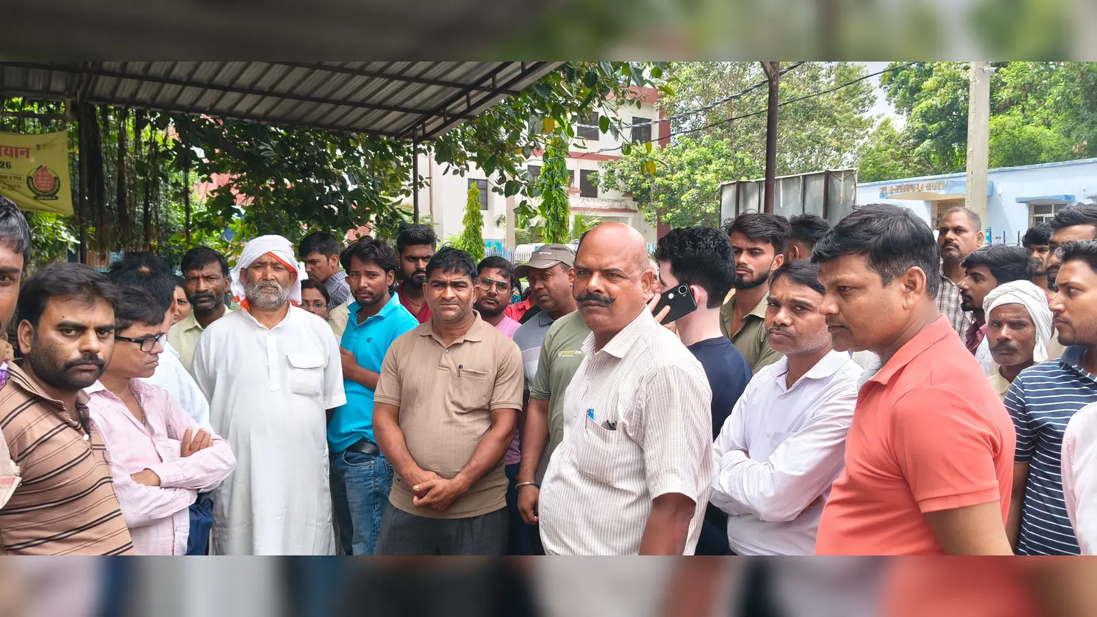 सासाराम सदर अस्पताल में मृतक के परिजन व अन्य | Prabhat Khabar Network सासाराम सदर अस्पताल में मृतक के परिजन व अन्य | Prabhat Khabar Network