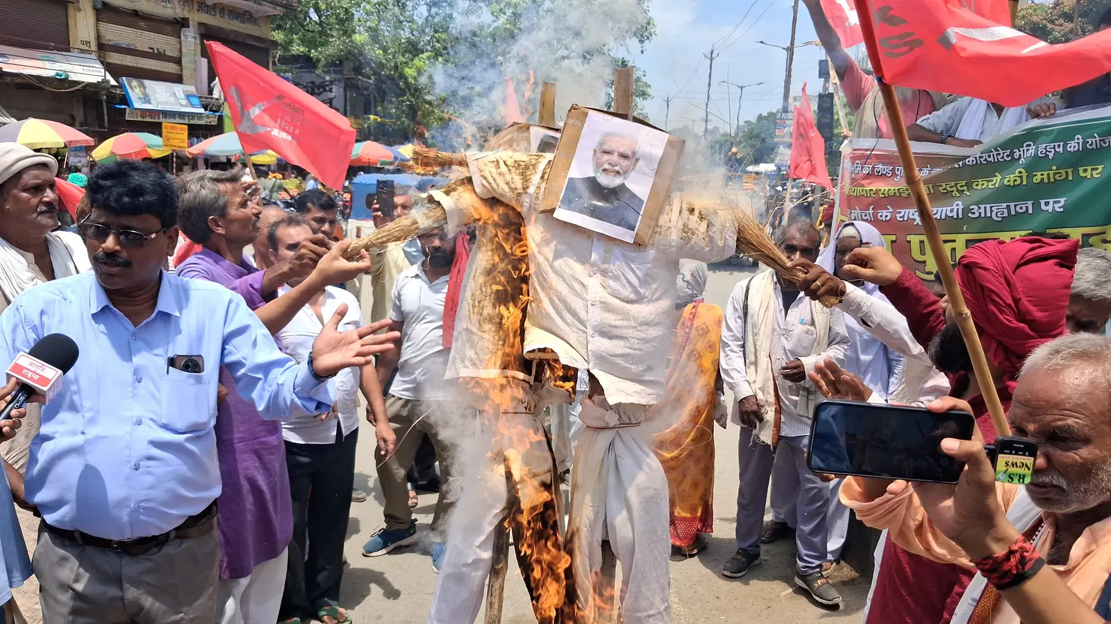 ट्रंप एवं मोदी का पुतला दहन करते किसान मोर्चा के सदस्य व अन्य | Prabhat Khabar Network ट्रंप एवं मोदी का पुतला दहन करते किसान मोर्चा के सदस्य व अन्य | Prabhat Khabar Network