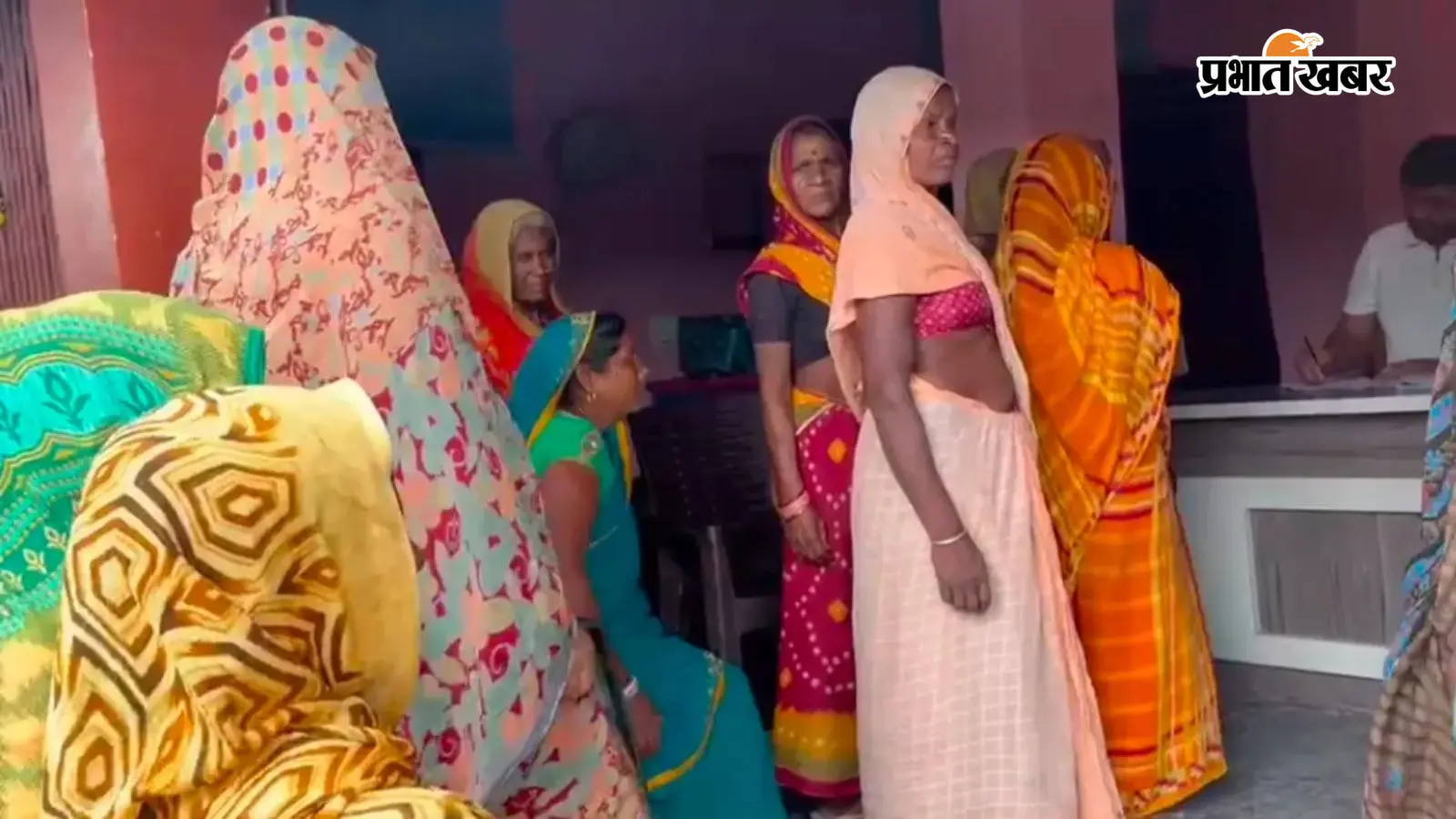 जिला परिषद सदस्य से समस्या सुनाते हुए दलित और महादलित परिवार के सदस्य जिला परिषद सदस्य से समस्या सुनाते हुए दलित और महादलित परिवार के सदस्य