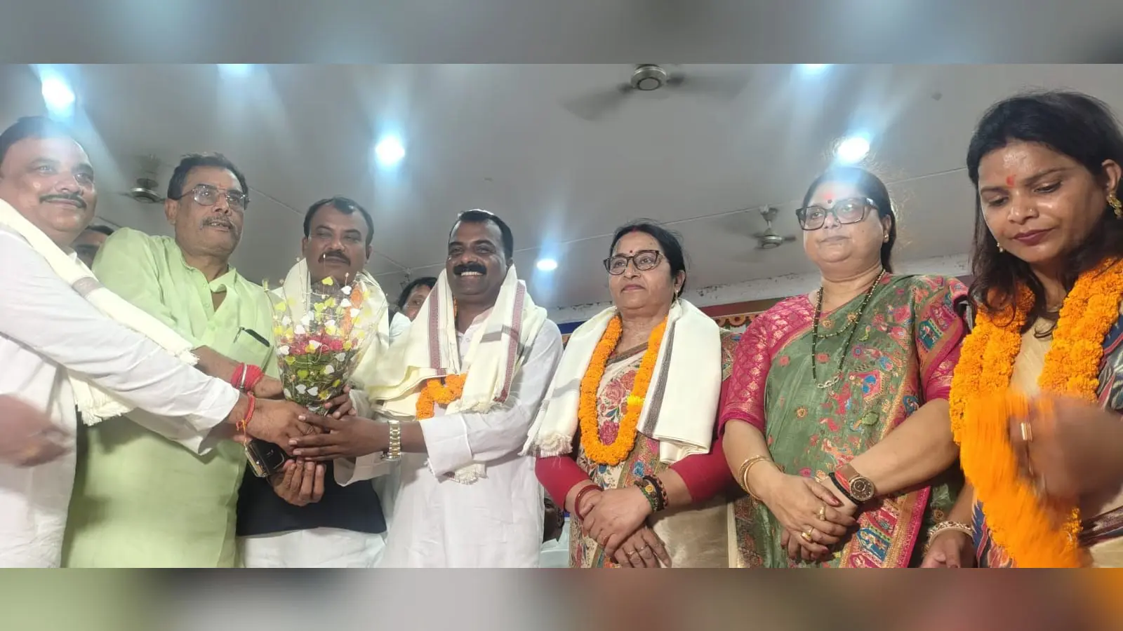 फोटो कार्यक्रम के दौरान शामिल अतिथि व अन्य | Prabhat Khabar Network फोटो कार्यक्रम के दौरान शामिल अतिथि व अन्य | Prabhat Khabar Network