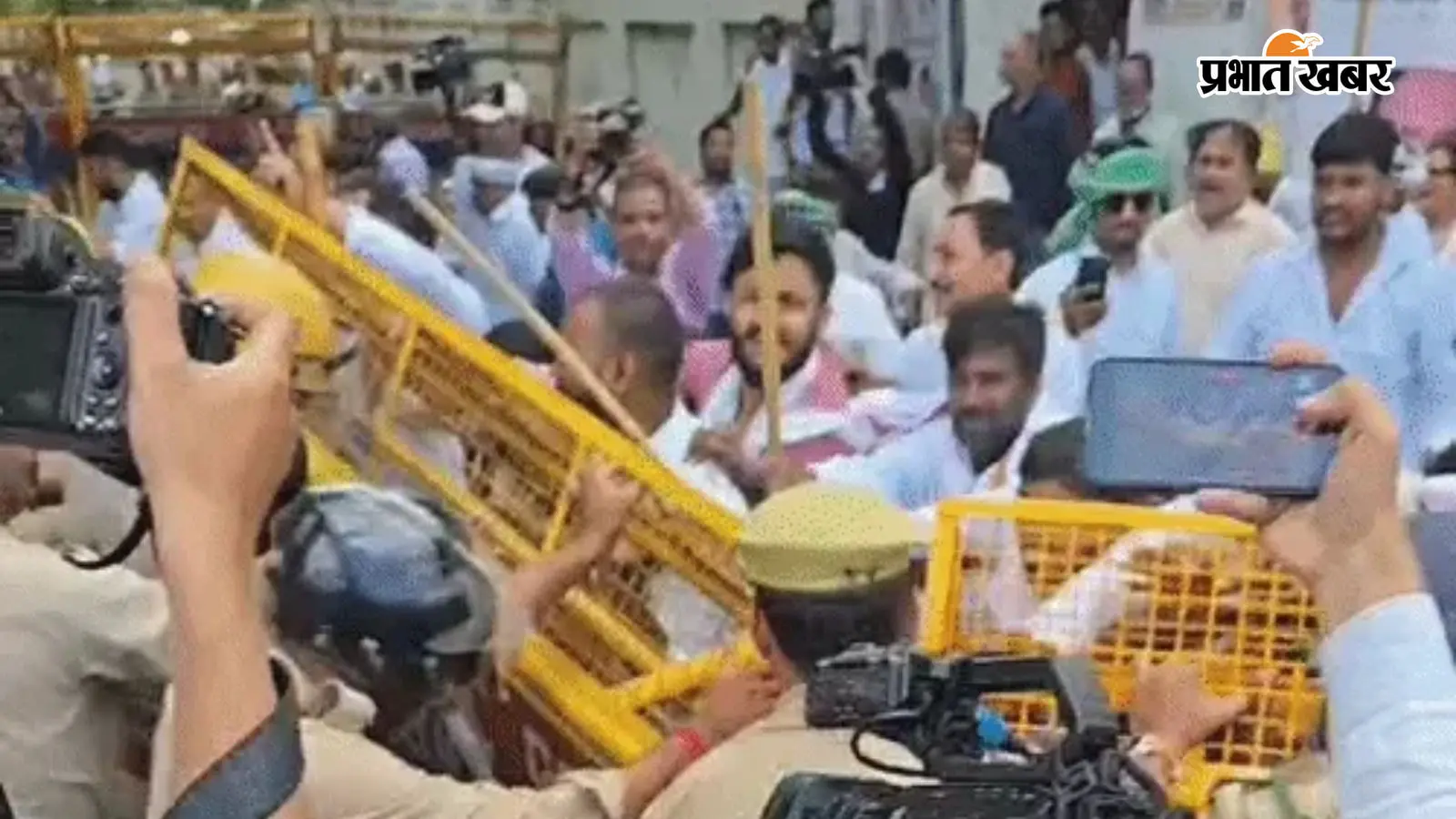 बड़ी संख्या में कार्यकर्ता हाथों में लाठी लेकर सीएम आवास की ओर बढ़े बड़ी संख्या में कार्यकर्ता हाथों में लाठी लेकर सीएम आवास की ओर बढ़े