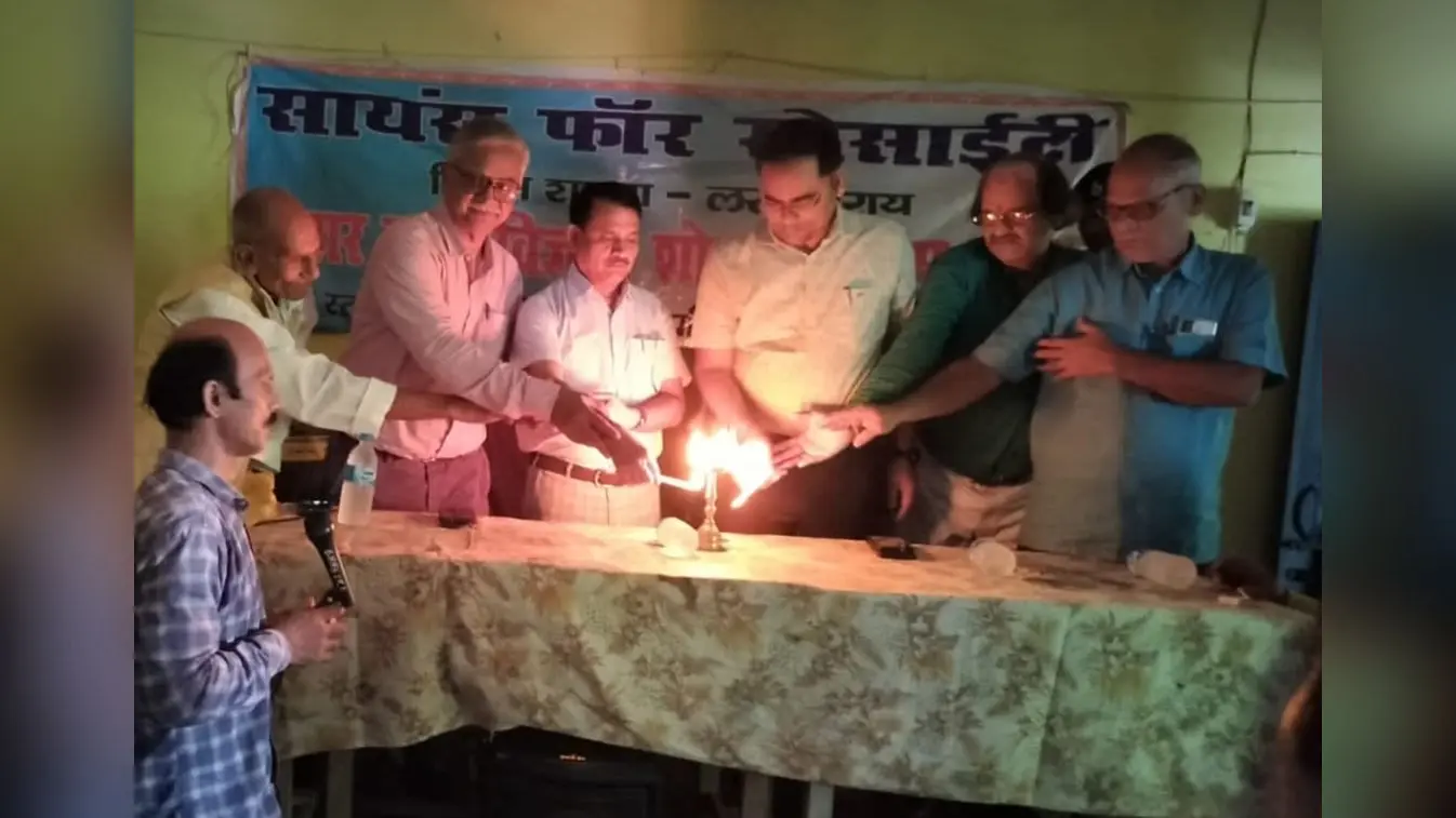 फोटो कैप्शन - दीप प्रज्वलित कर कार्यशाला का शुभारंभ करते एसडीओ, डीईओ व अन्य फोटो कैप्शन - प्रशिक्षण कार्यक्रम में शामिल अतिथि व शिक्षक | Prabhat Khabar Network फोटो कैप्शन - दीप प्रज्वलित कर कार्यशाला का शुभारंभ करते एसडीओ, डीईओ व अन्य फोटो कैप्शन - प्रशिक्षण कार्यक्रम में शामिल अतिथि व शिक्षक | Prabhat Khabar Network