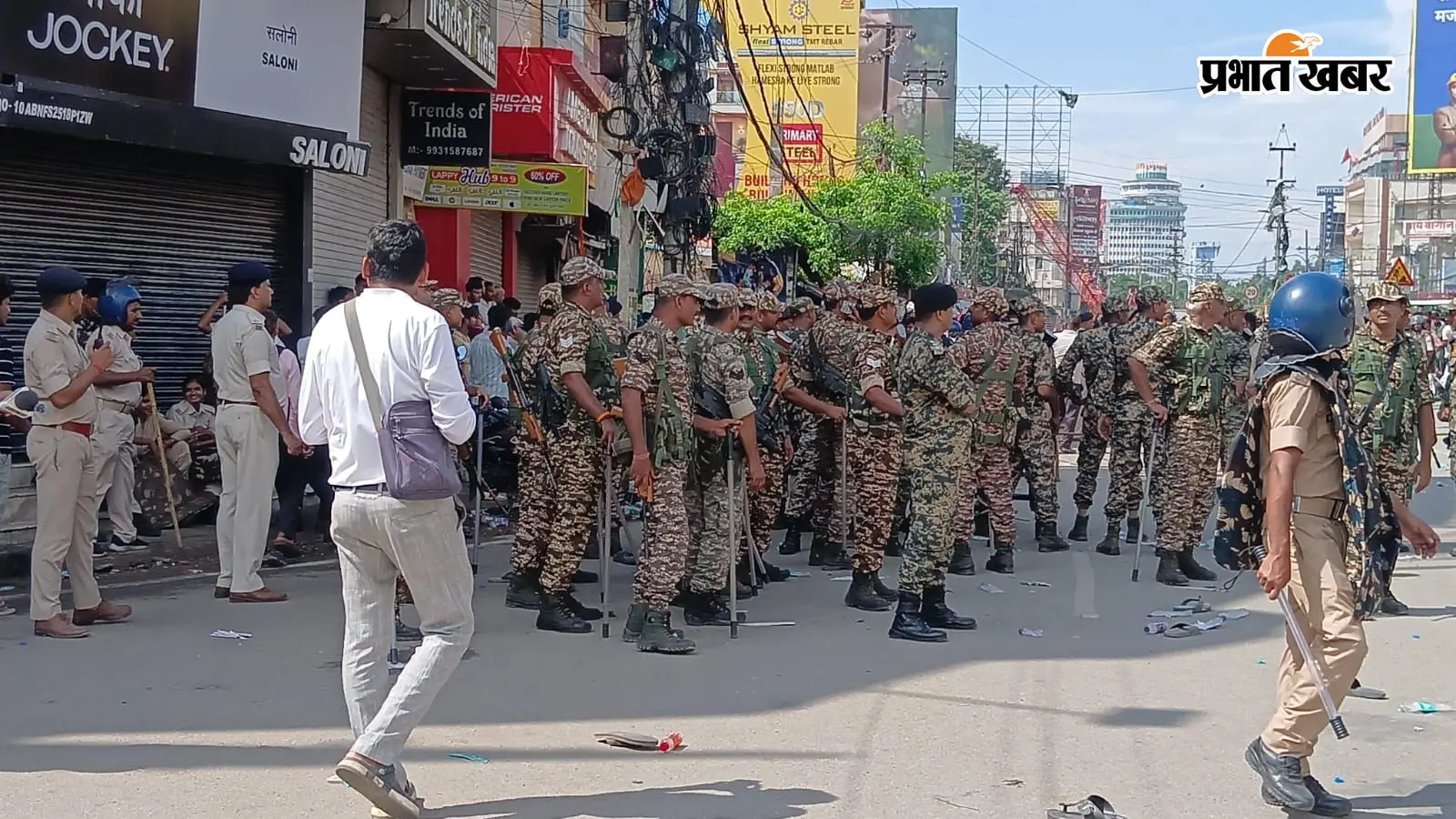 पटना में छात्रों के प्रदर्शन के बीच तैनात CRPF और BSF की टीम पटना में छात्रों के प्रदर्शन के बीच तैनात CRPF और BSF की टीम