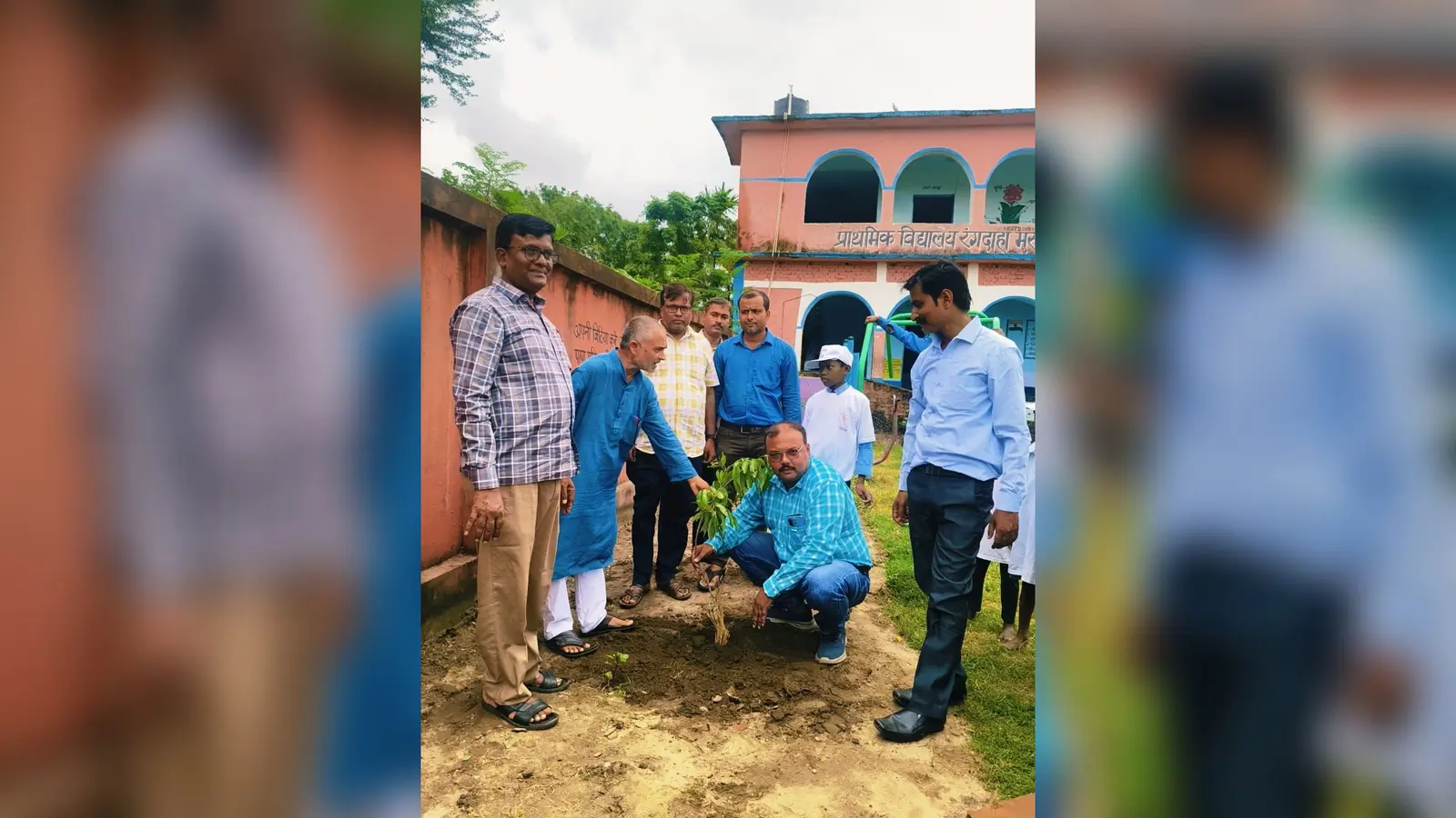 वृक्षारोपण कार्यक्रम में शामिल शिक्षकगण व अन्य. | Prabhat Khabar Network वृक्षारोपण कार्यक्रम में शामिल शिक्षकगण व अन्य. | Prabhat Khabar Network