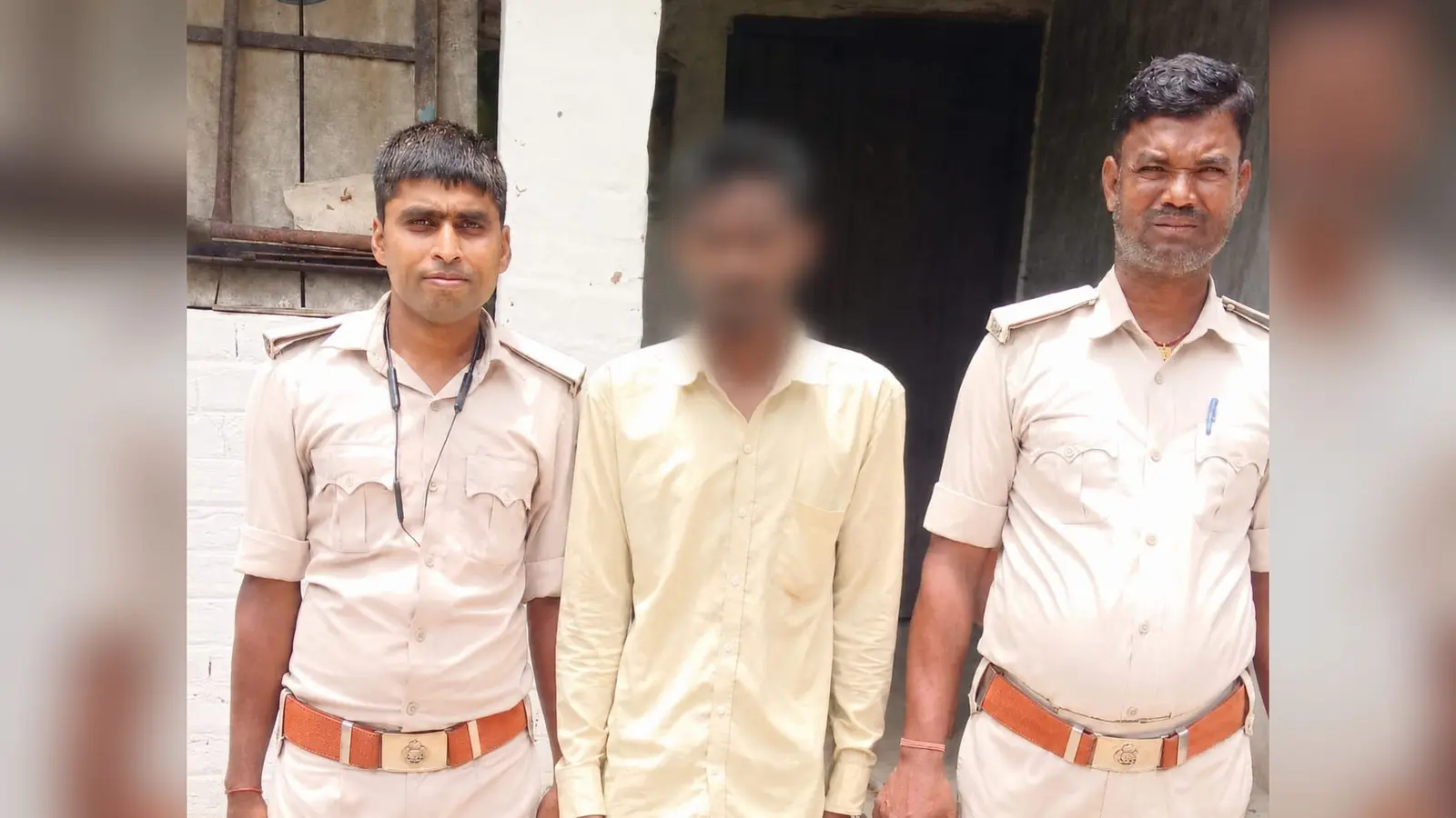 गिरफ्तार युवक के साथ पतोर थाना की पुलिस | Prabhat Khabar Network गिरफ्तार युवक के साथ पतोर थाना की पुलिस | Prabhat Khabar Network