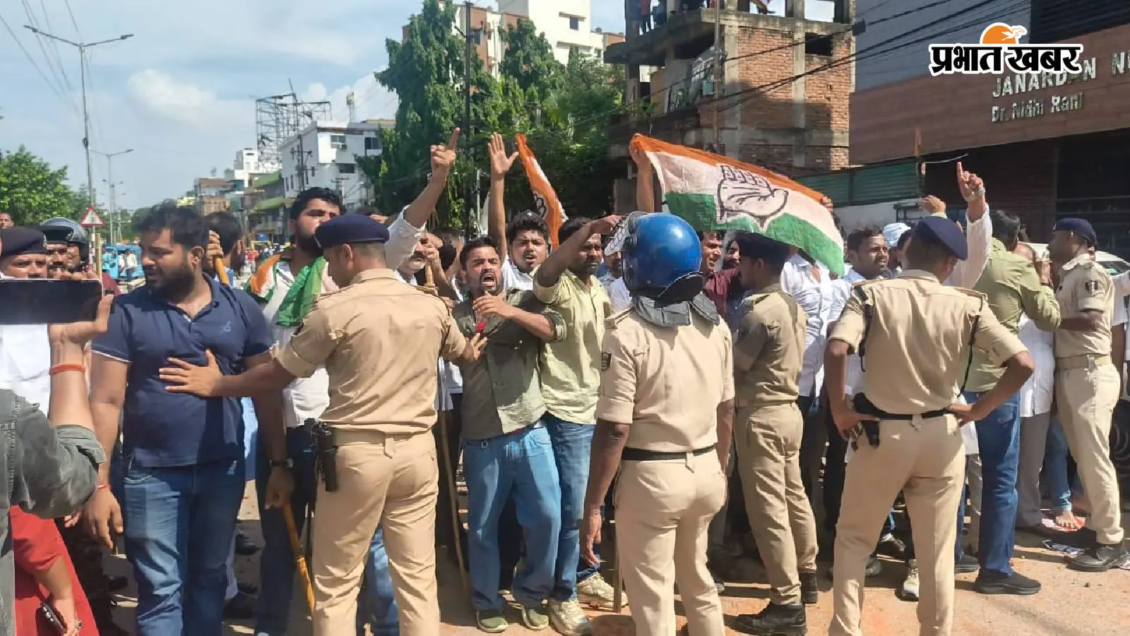 प्रदर्शन करते हुए दोनों गुट के कार्यकर्ता प्रदर्शन करते हुए दोनों गुट के कार्यकर्ता