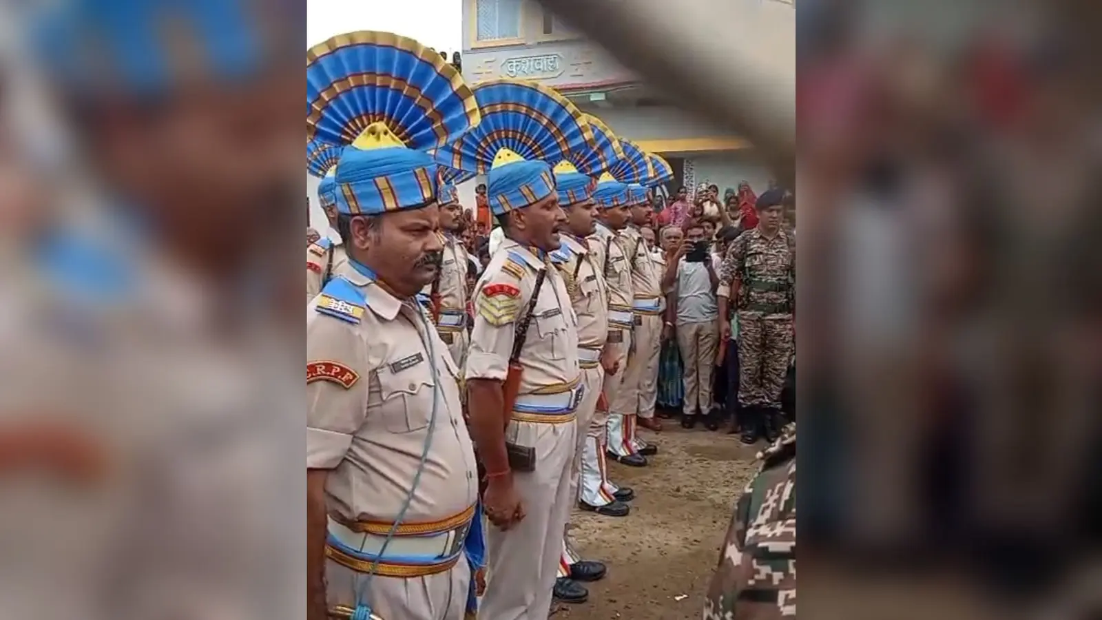 फोटो: सोतवा गांव में तिरंगे में लिपटे सीआरपीएफ जवान पप्पू पाल को गार्ड ऑफ ऑनर देते जवान एवं उपस्थित अधिकारी व ग्रामीण | Prabhat Khabar Network फोटो: सोतवा गांव में तिरंगे में लिपटे सीआरपीएफ जवान पप्पू पाल को गार्ड ऑफ ऑनर देते जवान एवं उपस्थित अधिकारी व ग्रामीण | Prabhat Khabar Network