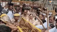 लखनऊ में BJP-कांग्रेस आमने-सामने, हजारों कार्यकर्ता हुए आक्रामक, महिलाएं भी लाठी-डंडे लेकर प्रदर्शन में उतरीं