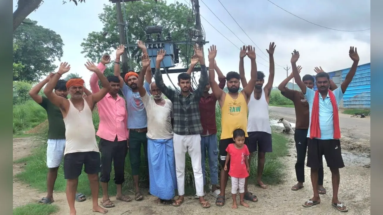 ग्रामीणों द्वारा प्रदर्शन करते | Prabhat Khabar Network ग्रामीणों द्वारा प्रदर्शन करते | Prabhat Khabar Network