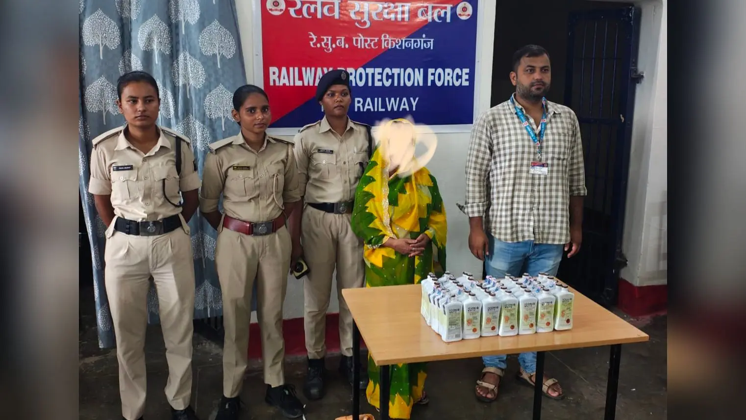 गिरफ्तार महिला के साथ पुलिस | Prabhat Khabar Network गिरफ्तार महिला के साथ पुलिस | Prabhat Khabar Network