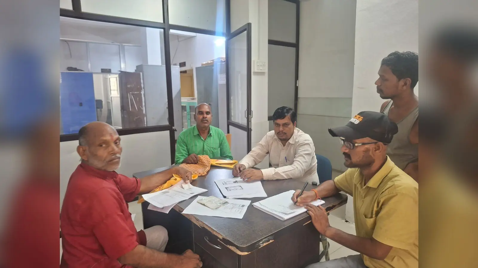 नगर पंचायत कार्यालय में राशन कार्ड बनाते कर्मी | Prabhat Khabar Network नगर पंचायत कार्यालय में राशन कार्ड बनाते कर्मी | Prabhat Khabar Network