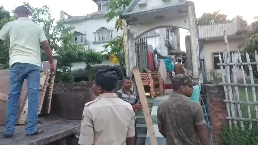 फोटो - घर का दरवाजा खोलते व जमा सामान. | Prabhat Khabar Network फोटो - घर का दरवाजा खोलते व जमा सामान. | Prabhat Khabar Network