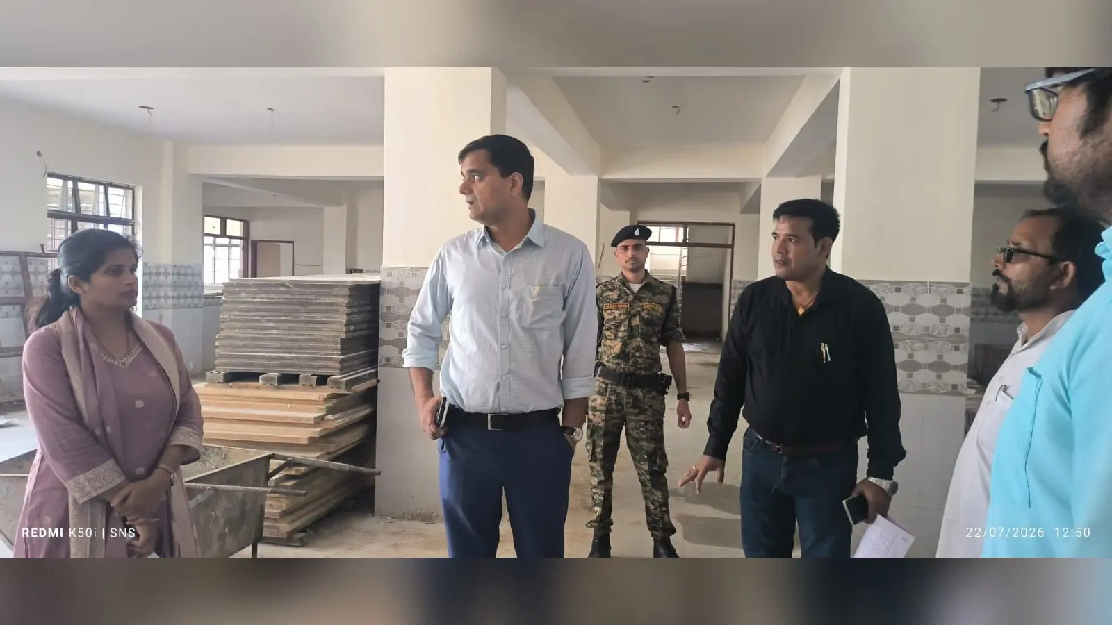 निर्माणाधीन अल्पसंख्यक आवासीय विद्यालय का निरीक्षण करते डीएम | Prabhat Khabar Network निर्माणाधीन अल्पसंख्यक आवासीय विद्यालय का निरीक्षण करते डीएम | Prabhat Khabar Network
