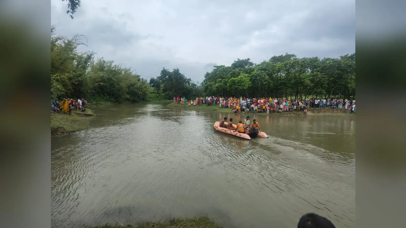 मेची नदी में खोजबीन करती एसडीआरएफ की टीम. | Prabhat Khabar Network मेची नदी में खोजबीन करती एसडीआरएफ की टीम. | Prabhat Khabar Network