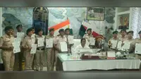 West Champaran News: उत्कृष्ट कार्य करने वाले पुलिस पदाधिकारी और जवान सम्मानित, कमांडेंट ने दिया प्रशस्ति पत्र