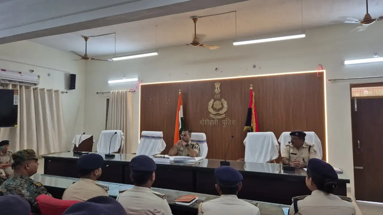 फोटो कैप्सन : बैठक को संबोधित करते एसपी स्वर्ण प्रभात व उपस्थित पुलिस पदाधिकारी | Prabhat Khabar Network फोटो कैप्सन : बैठक को संबोधित करते एसपी स्वर्ण प्रभात व उपस्थित पुलिस पदाधिकारी | Prabhat Khabar Network