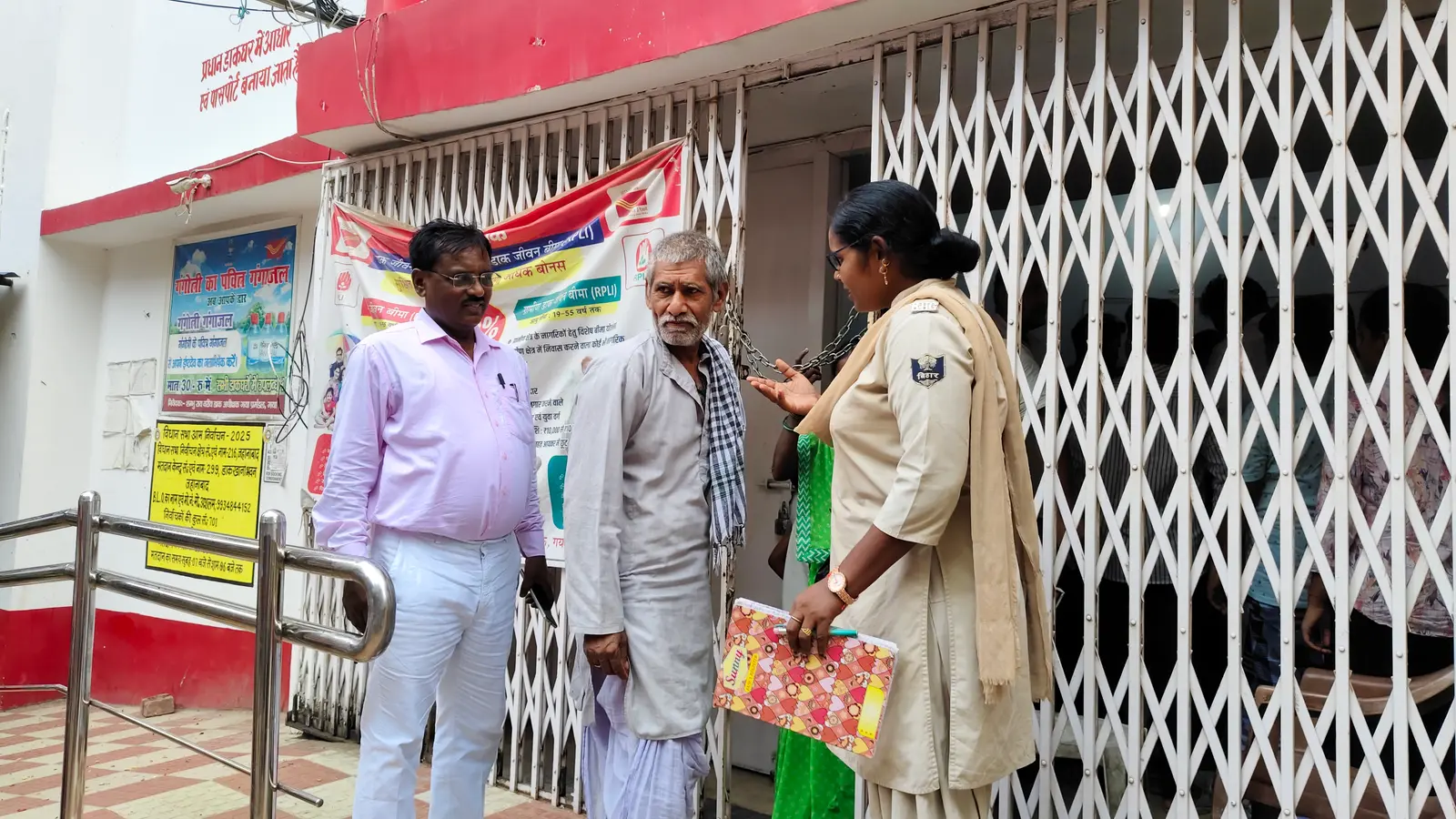 डाकघर में आने वाले लोगों की जांच करती पुलिस | Prabhat Khabar Network डाकघर में आने वाले लोगों की जांच करती पुलिस | Prabhat Khabar Network