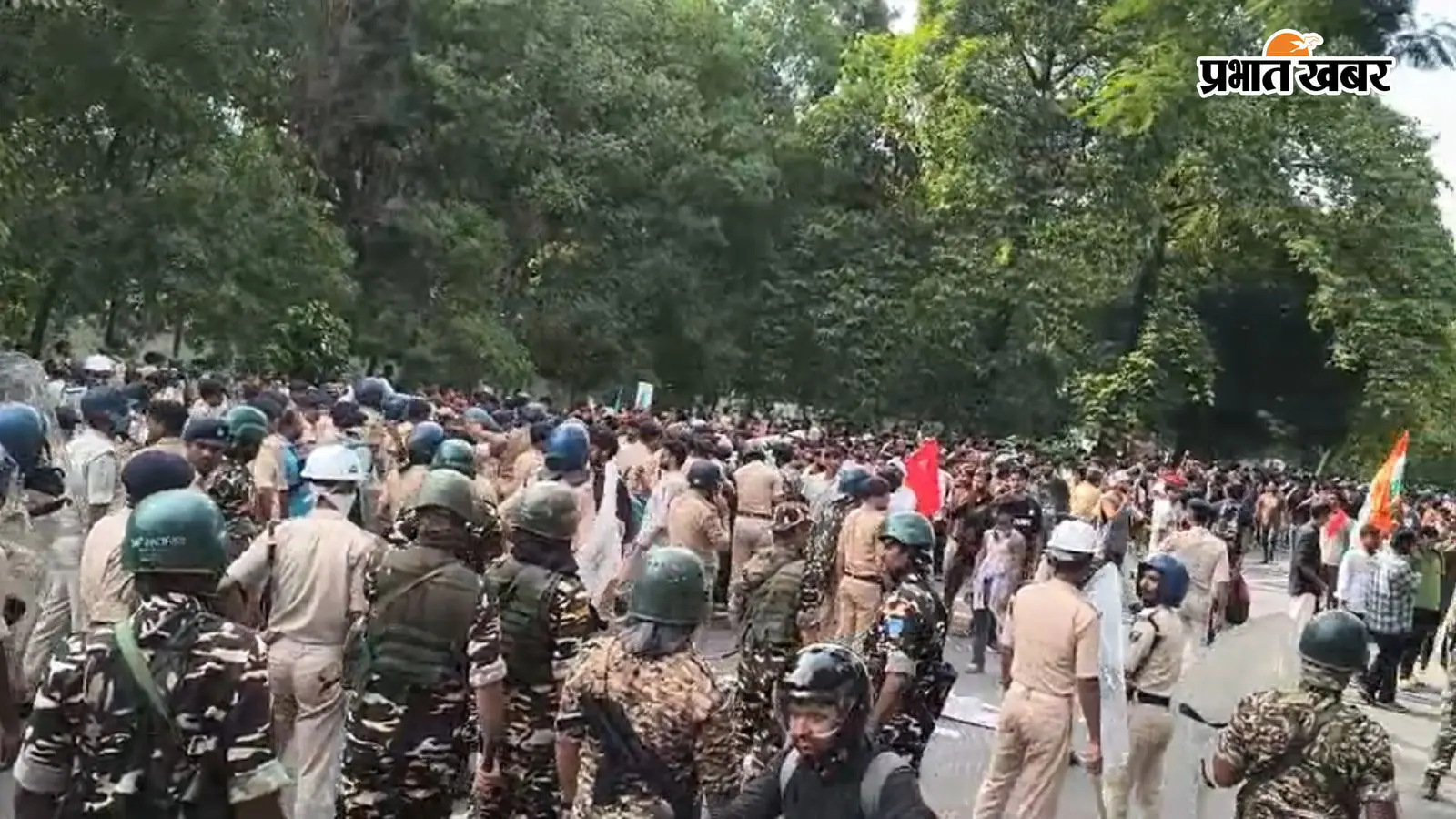 सीएम हाउस की ओर बढ़ते प्रदर्शनकारी छात्र सीएम हाउस की ओर बढ़ते प्रदर्शनकारी छात्र