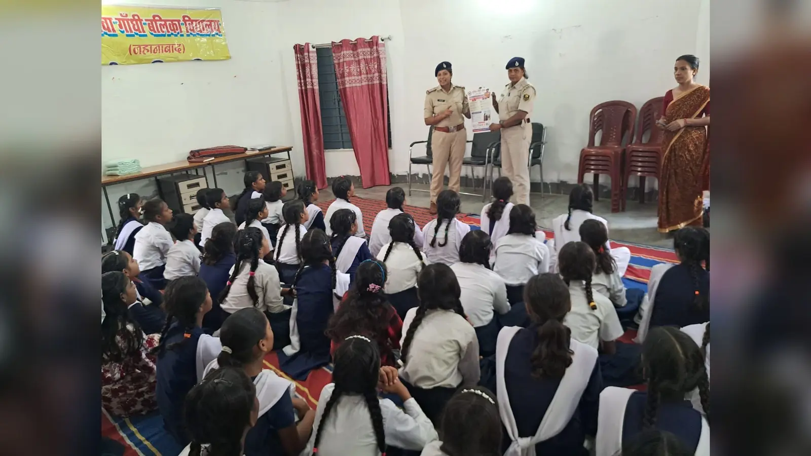 स्कूली छात्र-छात्राओं को जागरुक करते महिला पुलिस पदाधिकारी | Prabhat Khabar Network स्कूली छात्र-छात्राओं को जागरुक करते महिला पुलिस पदाधिकारी | Prabhat Khabar Network
