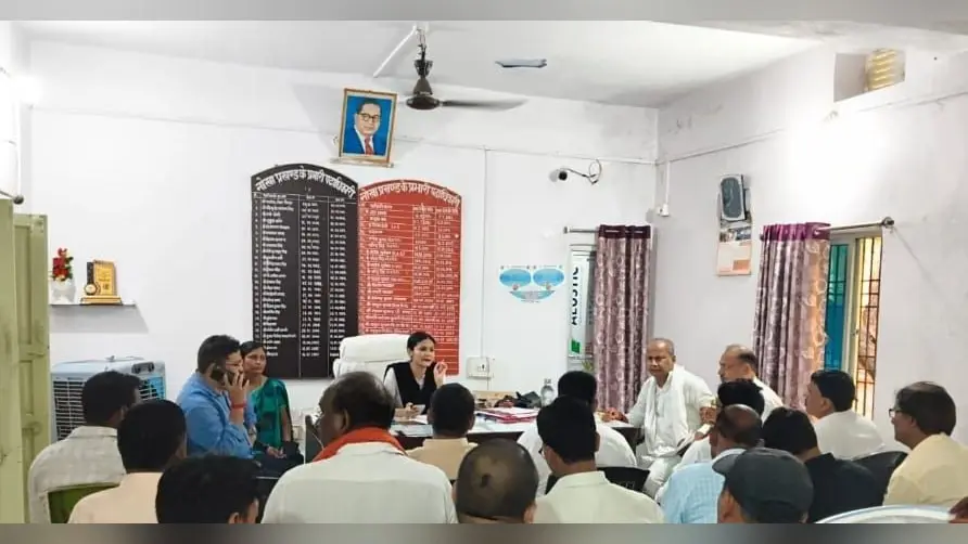 फोटो: बैठक को संबोधित करतीं बीडीओ शेफाली | Prabhat Khabar Network फोटो: बैठक को संबोधित करतीं बीडीओ शेफाली | Prabhat Khabar Network