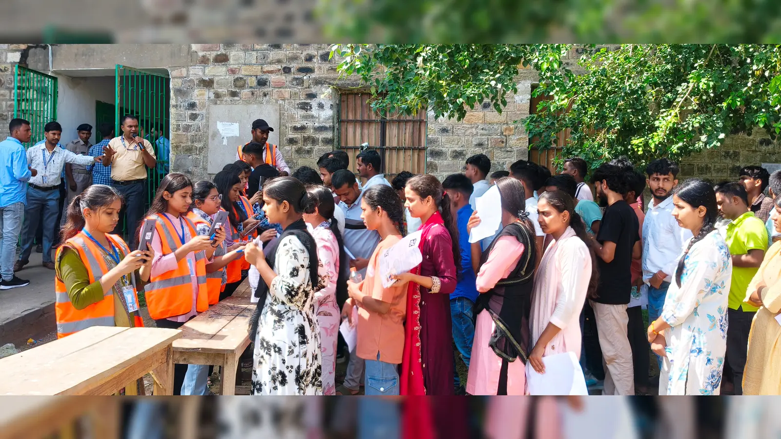 फोटो कैप्शन- बिहार पुलिस रेडियो (वितंतु) सहायक अवर निरीक्षक (प्रचालक) भर्ती परीक्षा में शामिल होने के लिए एक केंद्र पर बायोमैट्रिक कराते अभ्यर्थी. | Prabhat Khabar Network फोटो कैप्शन- बिहार पुलिस रेडियो (वितंतु) सहायक अवर निरीक्षक (प्रचालक) भर्ती परीक्षा में शामिल होने के लिए एक केंद्र पर बायोमैट्रिक कराते अभ्यर्थी. | Prabhat Khabar Network