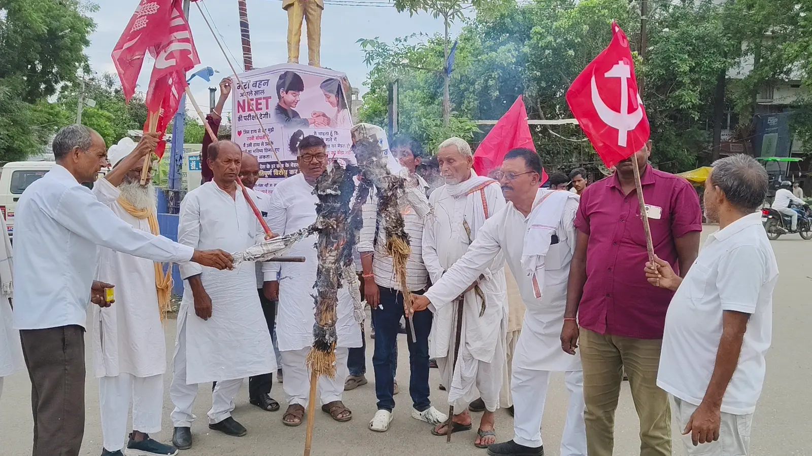 पीएम एवं शिक्षामंत्री का पुतला दहन करते लोग | Prabhat Khabar Network पीएम एवं शिक्षामंत्री का पुतला दहन करते लोग | Prabhat Khabar Network