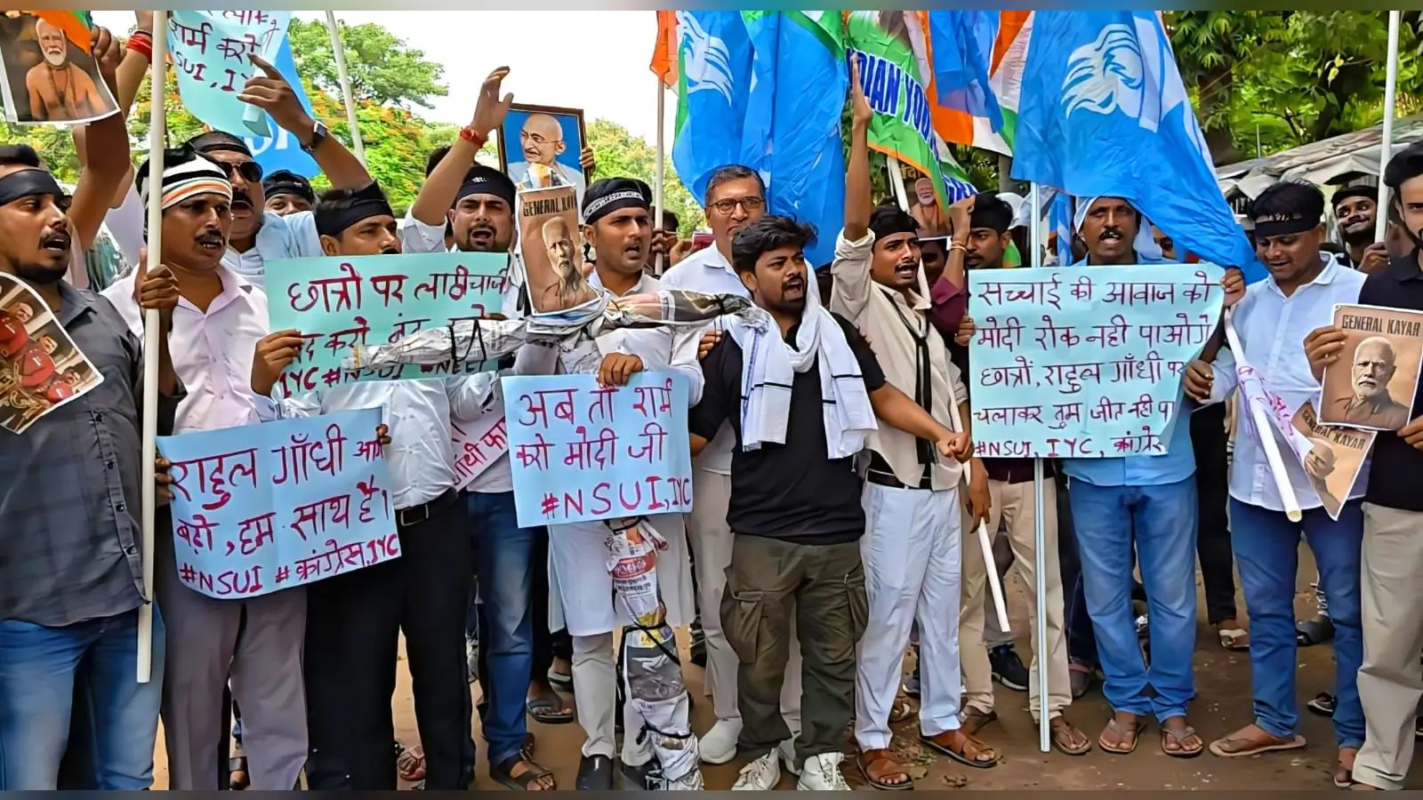 आक्रोश मार्च निकालते युवा कांग्रेस और एनएसयूआई के कार्यकर्ता | Prabhat Khabar Network आक्रोश मार्च निकालते युवा कांग्रेस और एनएसयूआई के कार्यकर्ता | Prabhat Khabar Network