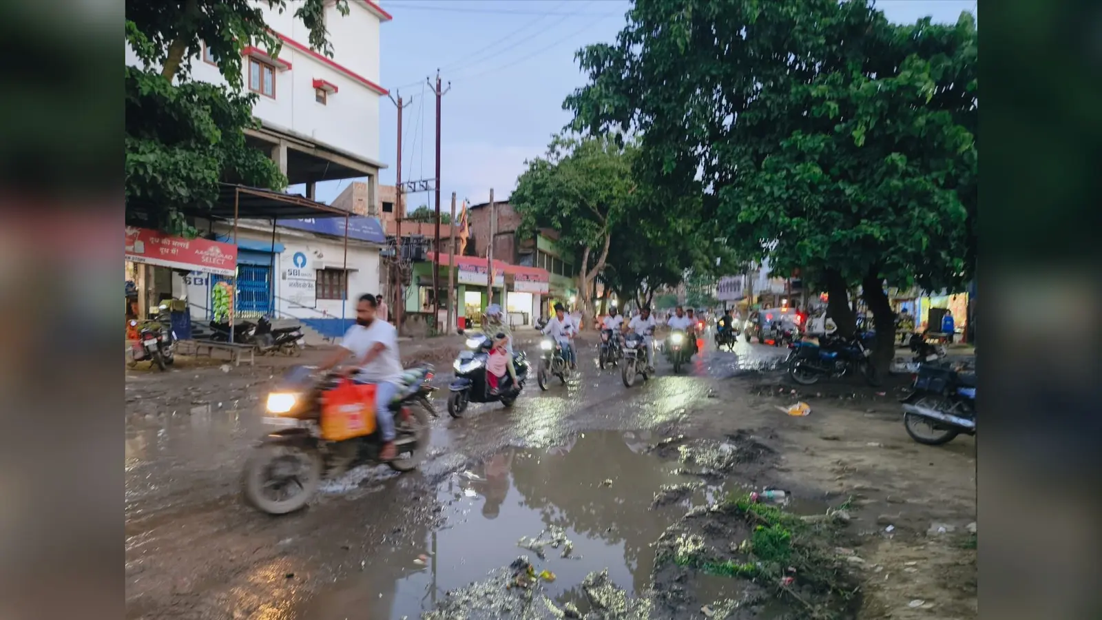 फोटो कैप्शन :- बारसोई के निर्माणाधीन स्टेट हाईवे-98 पर गड्ढों और जलजमाव के बीच जोखिम उठाकर आवागमन करते लोग व वाहन चालक. | Prabhat Khabar Network फोटो कैप्शन :- बारसोई के निर्माणाधीन स्टेट हाईवे-98 पर गड्ढों और जलजमाव के बीच जोखिम उठाकर आवागमन करते लोग व वाहन चालक. | Prabhat Khabar Network