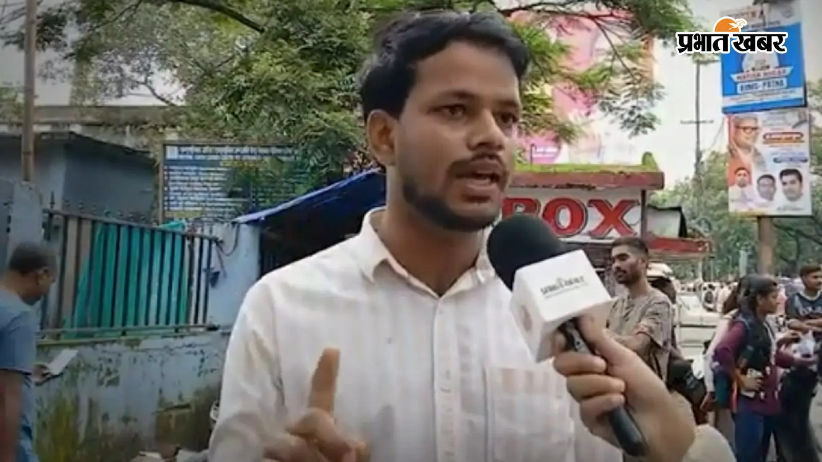 रांची में जेपीएससी कार्यालय के सामने प्रदर्शन के दौरान बातचीत करता प्रदर्शनकारी छात्र. फोटो: प्रभात खबर रांची में जेपीएससी कार्यालय के सामने प्रदर्शन के दौरान बातचीत करता प्रदर्शनकारी छात्र. फोटो: प्रभात खबर