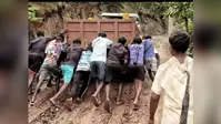नेताजी के क्षेत्र में कीचड़ में फंसी गाड़ी, लुचुतपाठ गांव की जर्जर सड़क बनी परेशानी का कारण