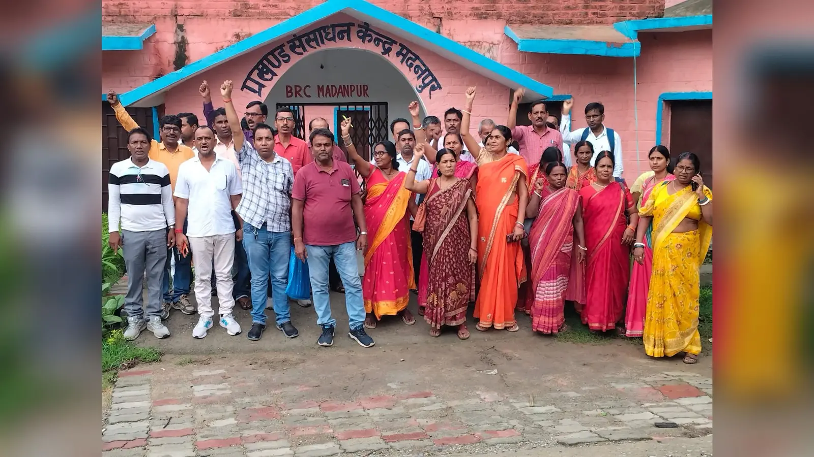 बीआरसी के पास बैठक के बाद प्रदर्शन करते शिक्षक | Prabhat Khabar Network बीआरसी के पास बैठक के बाद प्रदर्शन करते शिक्षक | Prabhat Khabar Network