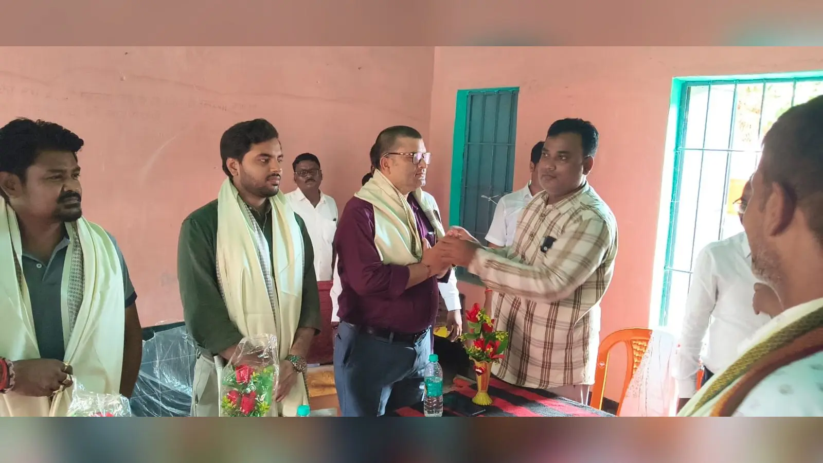 बिइओ का स्वागत करते शिक्षक. | Prabhat Khabar Network बिइओ का स्वागत करते शिक्षक. | Prabhat Khabar Network