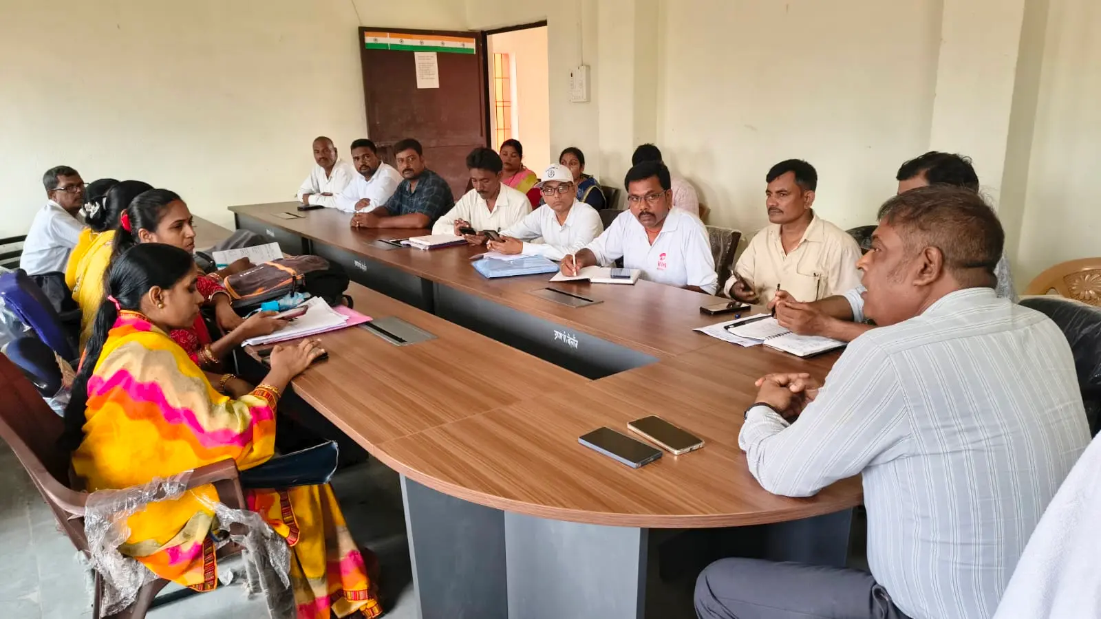 विकास मित्रों व अन्य लोग के साथ बैठक करते बीडीओ | Prabhat Khabar Network विकास मित्रों व अन्य लोग के साथ बैठक करते बीडीओ | Prabhat Khabar Network
