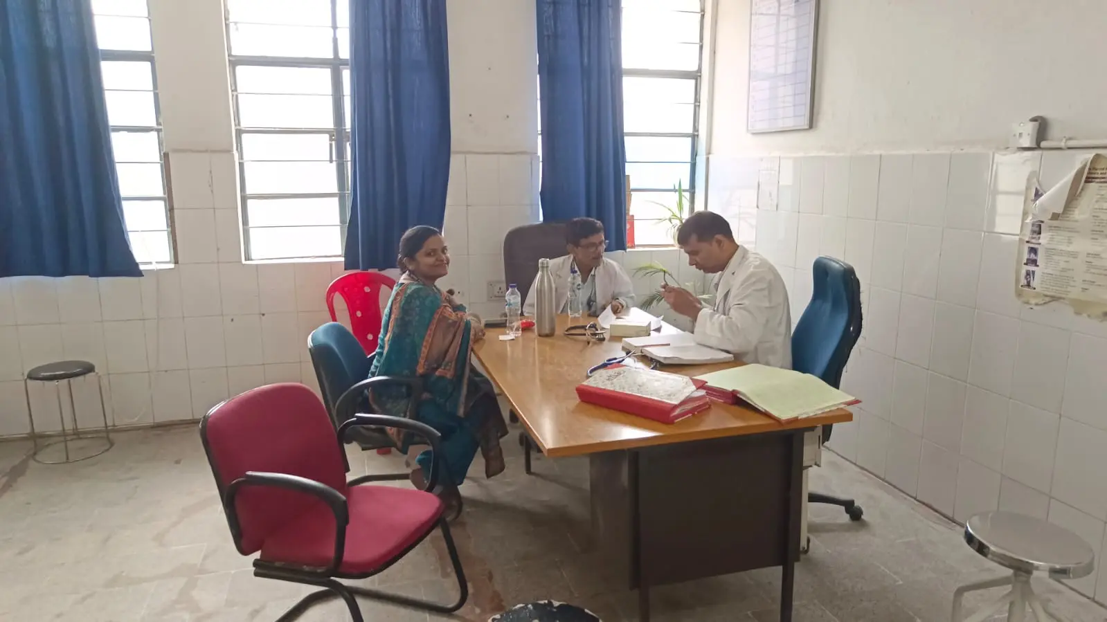 फोटो :- 1.चिकित्सक चैंबर ड्यूटी पर तैनात प्रभारी डीएस व चिकित्सक 2.ओपीडी रजिस्ट्रेशन केंद्र के समीप पसरा सन्नाटा | Prabhat Khabar Network फोटो :- 1.चिकित्सक चैंबर ड्यूटी पर तैनात प्रभारी डीएस व चिकित्सक 2.ओपीडी रजिस्ट्रेशन केंद्र के समीप पसरा सन्नाटा | Prabhat Khabar Network