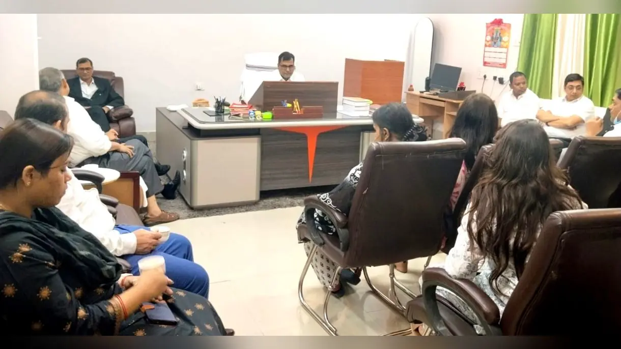 फ़ोटो कैप्शन-बैठक करते न्यायिक पदाधिकारी | Prabhat Khabar Network फ़ोटो कैप्शन-बैठक करते न्यायिक पदाधिकारी | Prabhat Khabar Network