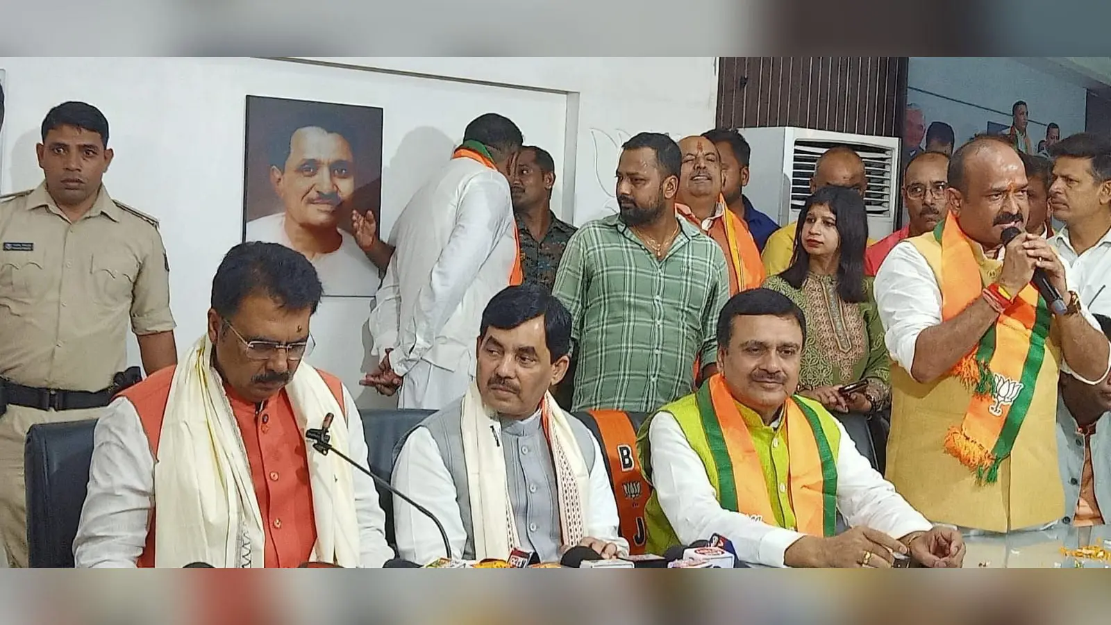 नोट: फोटो नंबर 22 सीएचपी 3 है कैप्सन होगा-मिलन समारोह में पार्टी नेताओं के साथ सुशांत कुमार सिंह | Prabhat Khabar Network नोट: फोटो नंबर 22 सीएचपी 3 है कैप्सन होगा-मिलन समारोह में पार्टी नेताओं के साथ सुशांत कुमार सिंह | Prabhat Khabar Network