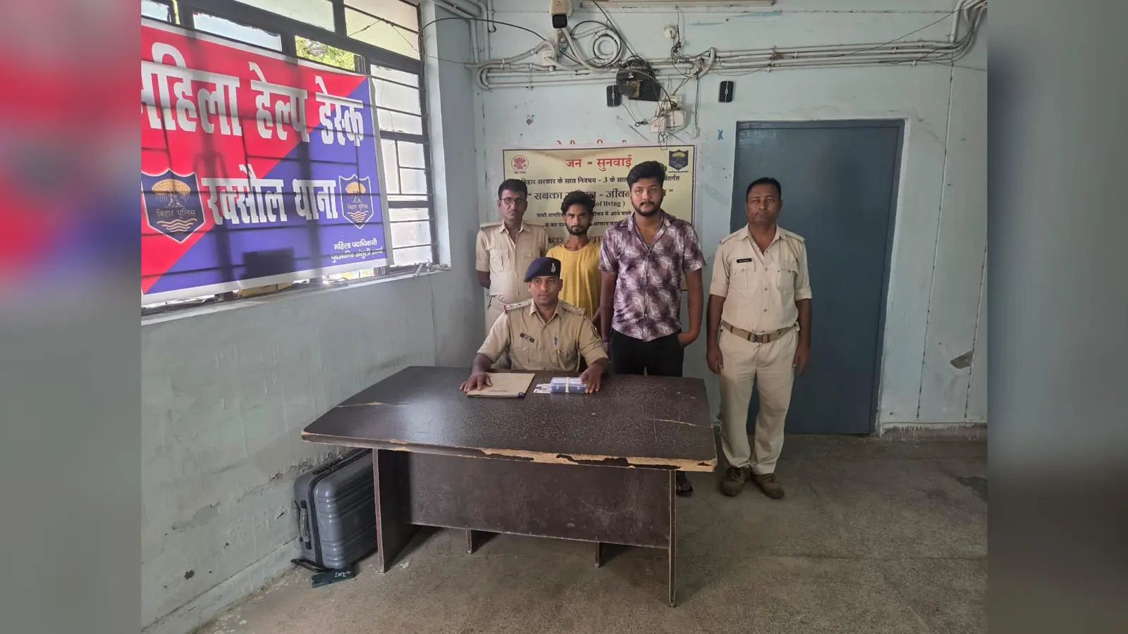 गिरफ्तार आरोपियों के साथ पुलिस पदाधिकारी | Prabhat Khabar Network गिरफ्तार आरोपियों के साथ पुलिस पदाधिकारी | Prabhat Khabar Network
