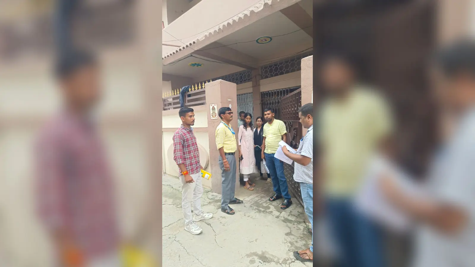 घर पर पहुंच कर लोगों को जानकारी देते विद्युत कर्मी | Prabhat Khabar Network घर पर पहुंच कर लोगों को जानकारी देते विद्युत कर्मी | Prabhat Khabar Network