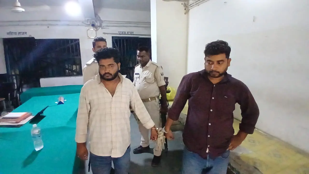 फोटो नं 111.नगर थाने में गिरफ्तार आरोपितों की तस्वीर. | Prabhat Khabar Network फोटो नं 111.नगर थाने में गिरफ्तार आरोपितों की तस्वीर. | Prabhat Khabar Network